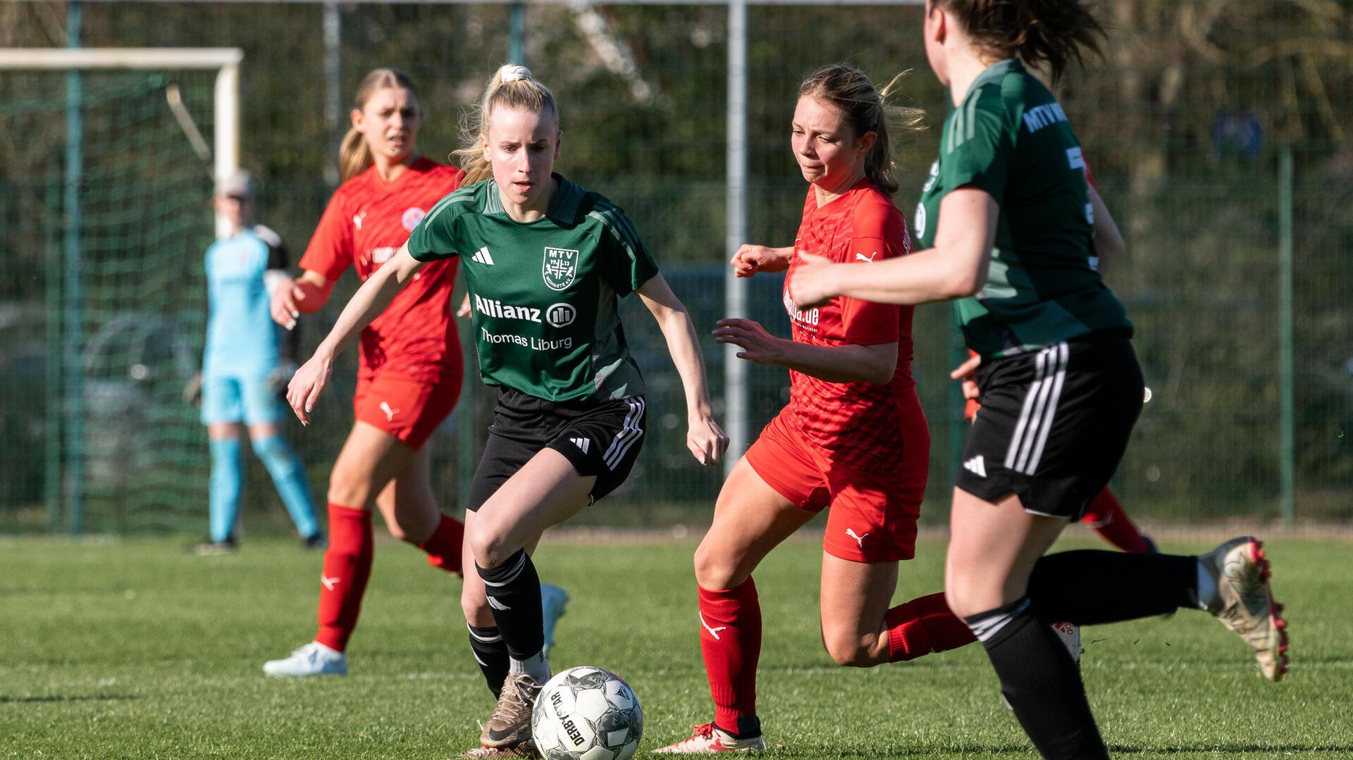 Mehrere Frauen laufen hinter einem Ball her.