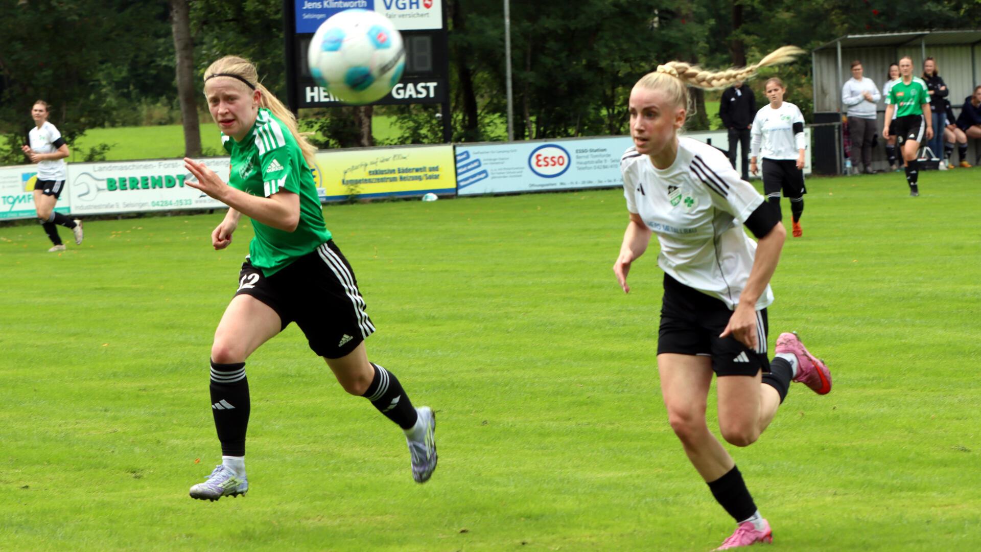 Lara Rook (rechts) und ihre Mitspielerinnen haben ein schweres Auswärtsspiel vor sich.
