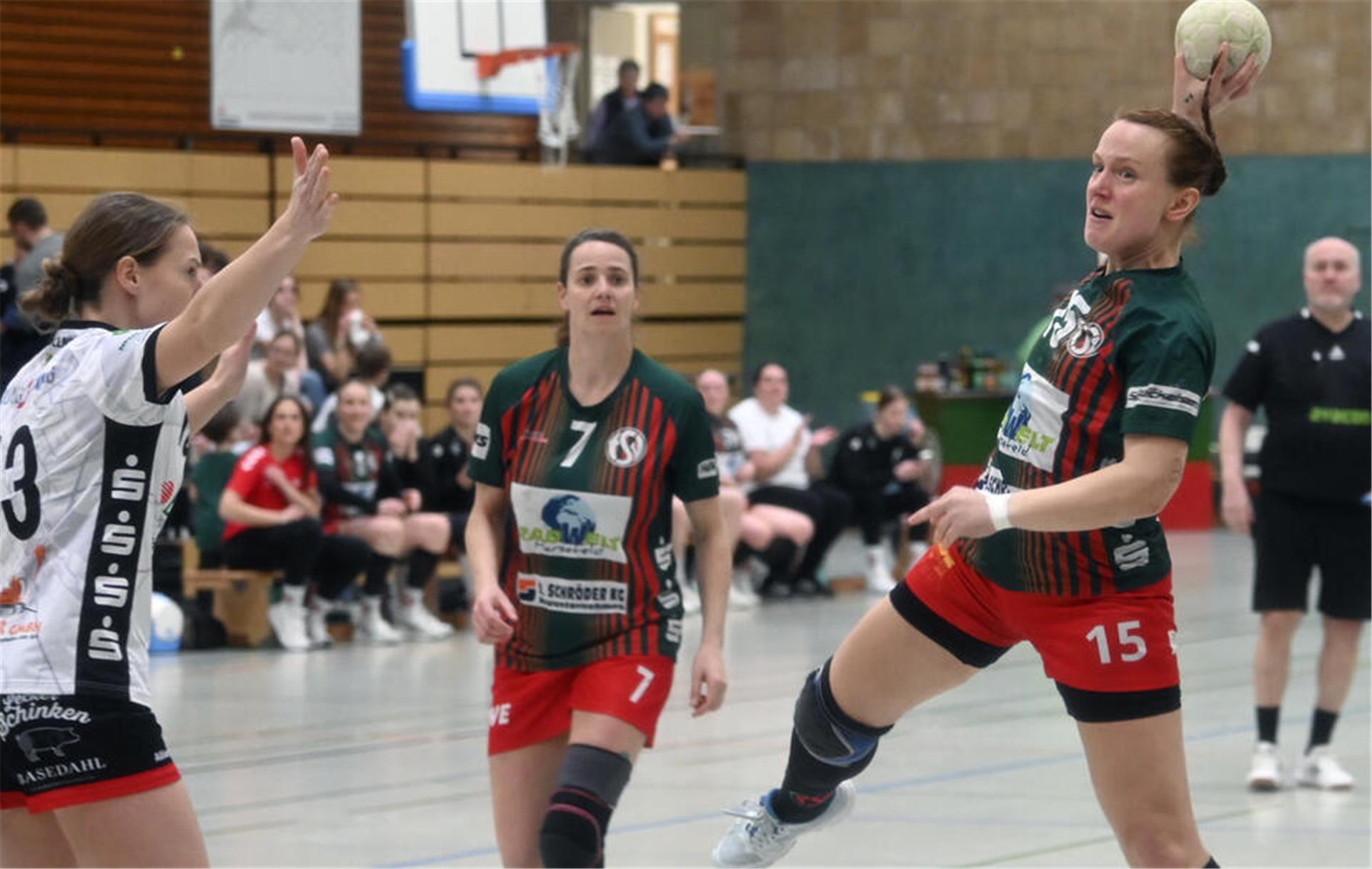Lara Schlizio (rechts) erzielte in der Partie beim TSV Altenwalde drei Tore, Teamkollegin Vivien Kullik (Nr. 7) machte 13 Buden.