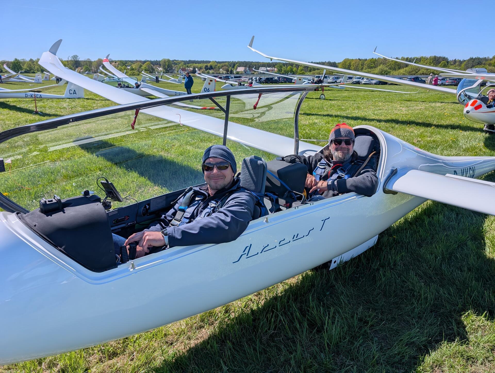 Lars Hagemann (links) und Thomas Pflug von der AIRBUS-Segelfluggemeinschaft in Tarmstedt vor dem Start am letzten Flugtag des Wettbewerbes im sächsischen Klix.