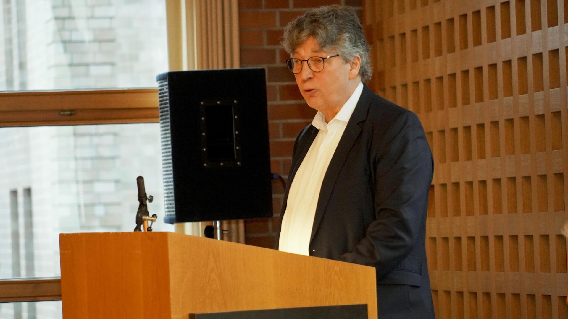 Lars Lust (SPD Fraktionsvorsitzender im Stadtrat) schlägt mit seinen Parteikollegen vor, den Stadtrat in der kommenden Wahlperiode um sechs Sitze zu verkleinern. Der Antrag hat allerdings wenig Aussicht auf Erfolg. 