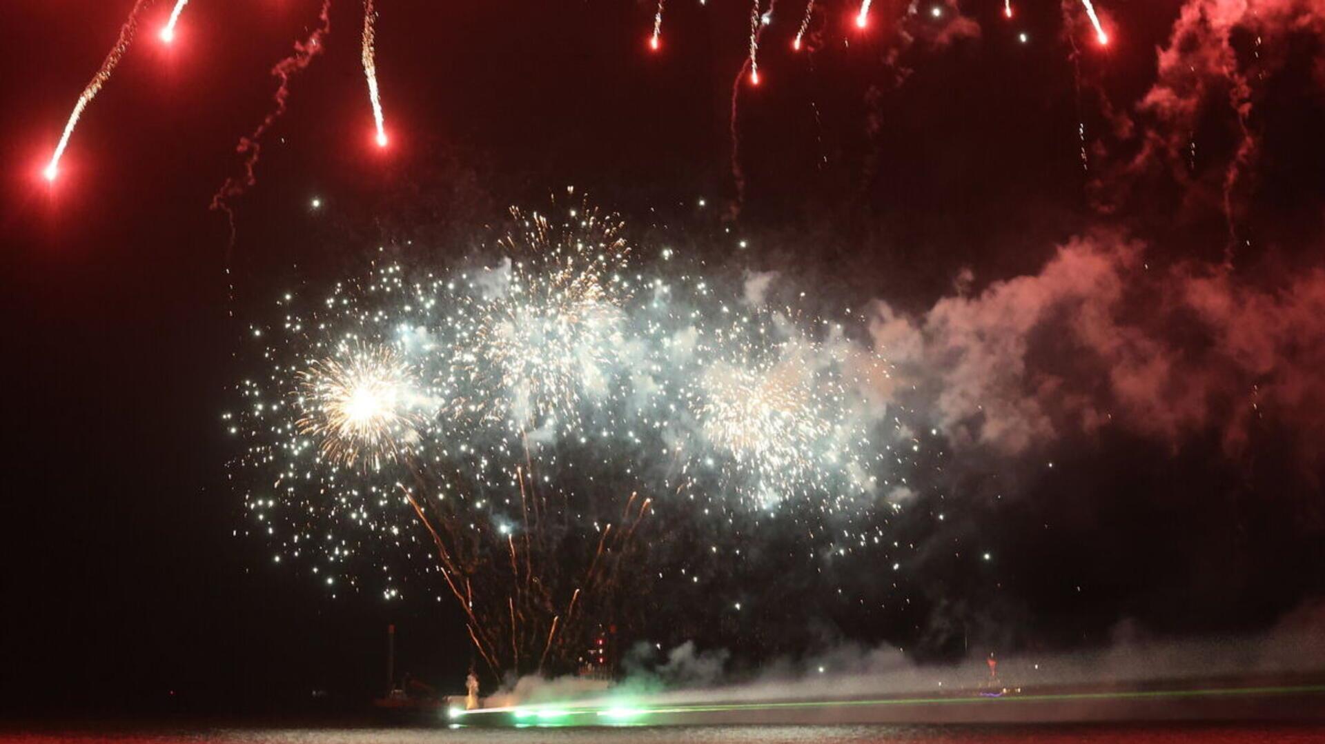 Ein Feuerwerk auf dem Sommerabend am Meer in Cuxhaven.