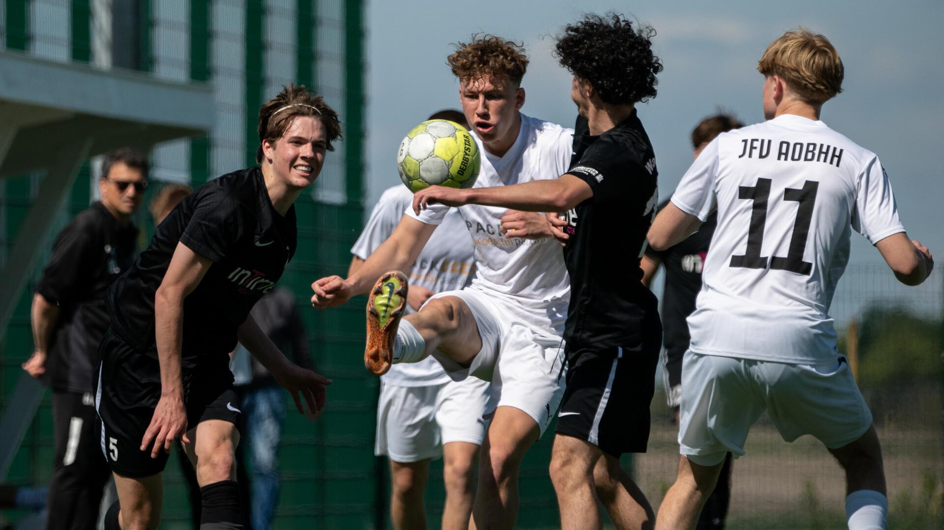 Zwei Spitzenspiele für den Tabellenführer der U19 Regionalliga Eine Gruppe junger Männer kämpft um einen Ball.