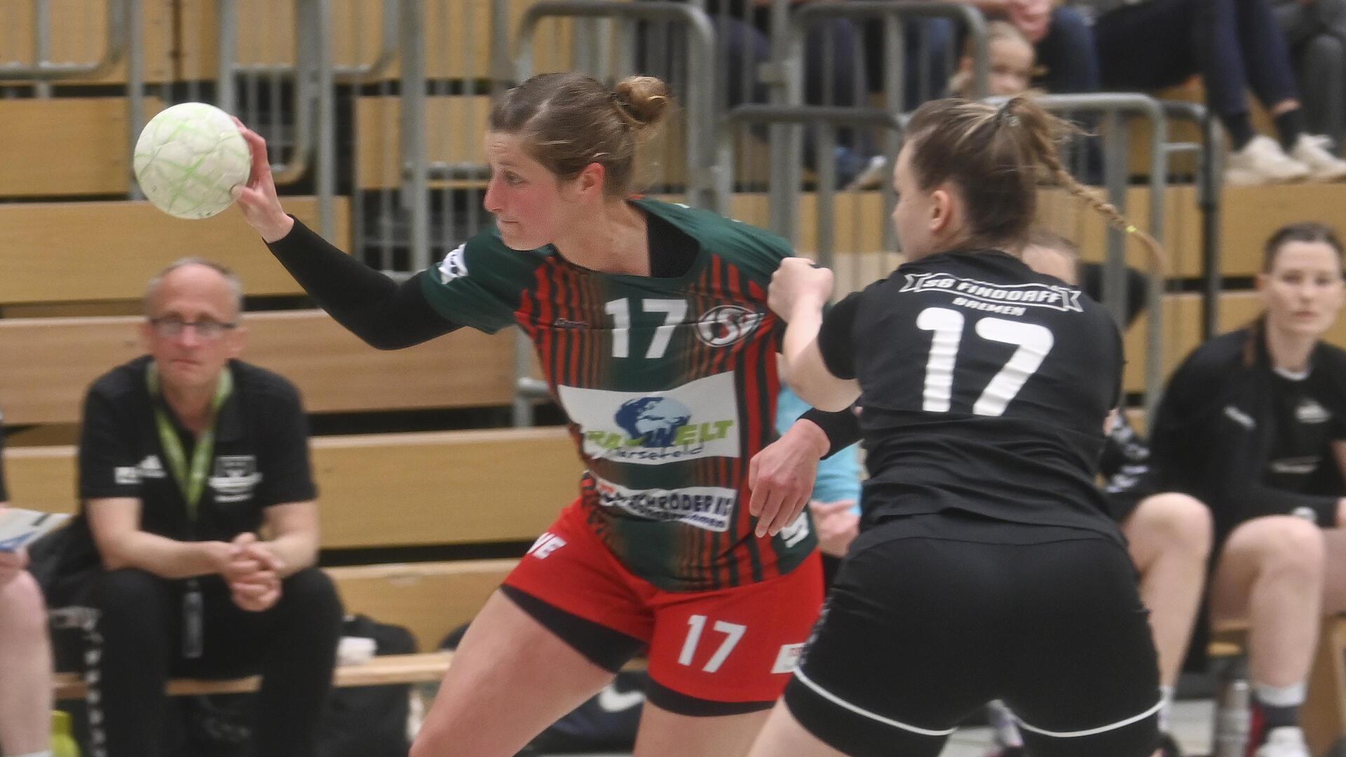 Laura Lenk (links) hielt im Spitzenspiel beim Elsflether TB die Abwehr des TSV Bremervörde zusammen.
