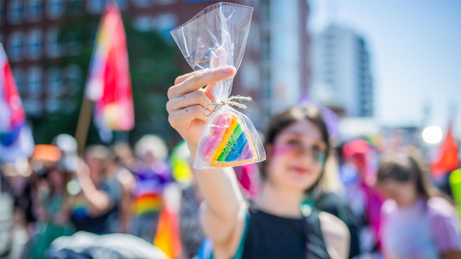 Ein Demonstrationszug, bunte Farben. Der Christopher Street Day (CSD) setzt ein starkes Zeichen für Sichtbarkeit und Akzeptanz. Die Veranstaltung findet am Wochenende in Bremerhaven statt.