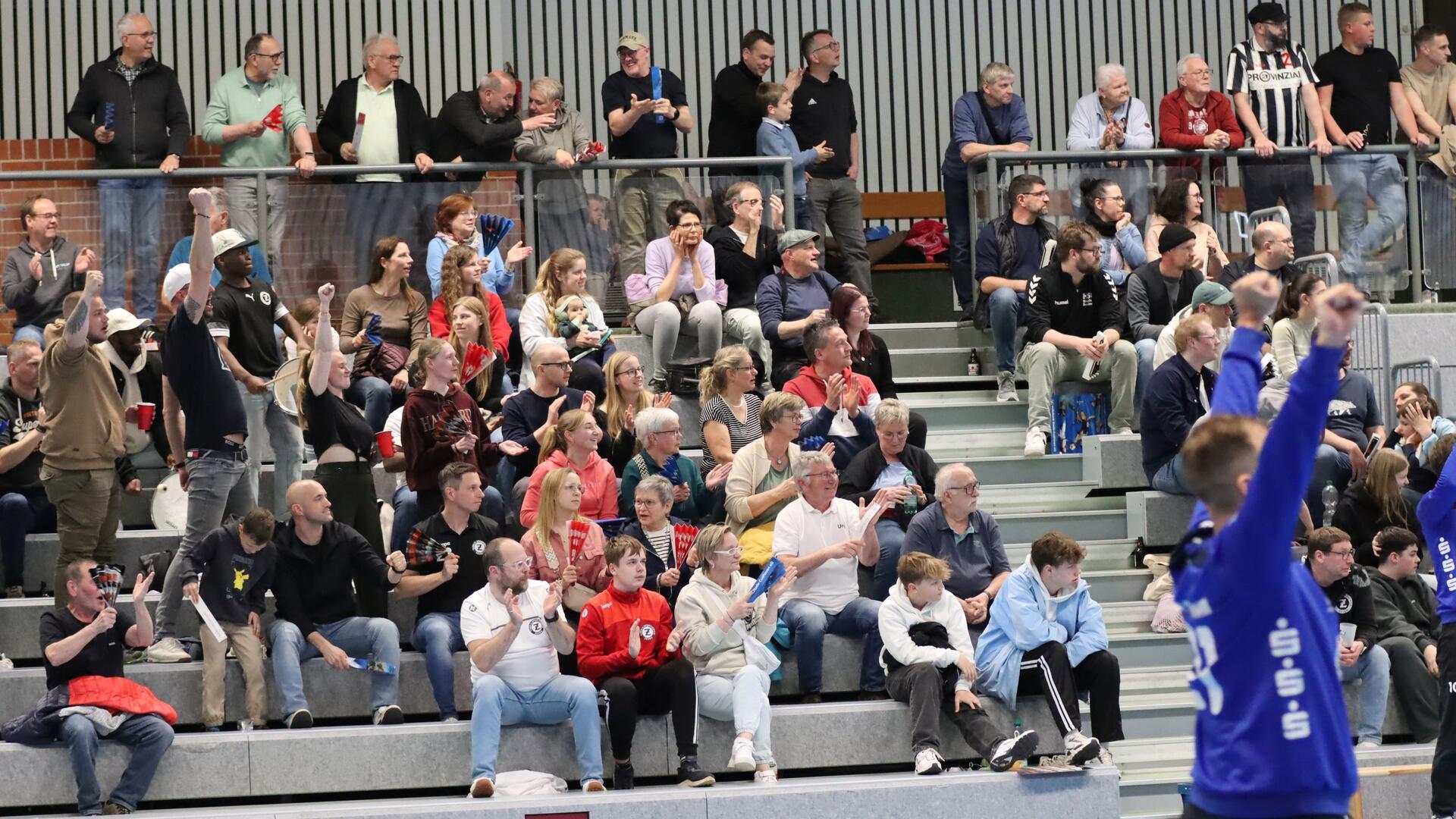 Lautstark bejubelten die aus Zeven angereisten Fans jeden einzelnen Treffer ihrer Mannschaft, sorgten für großartige Stimmung in der Halle.
