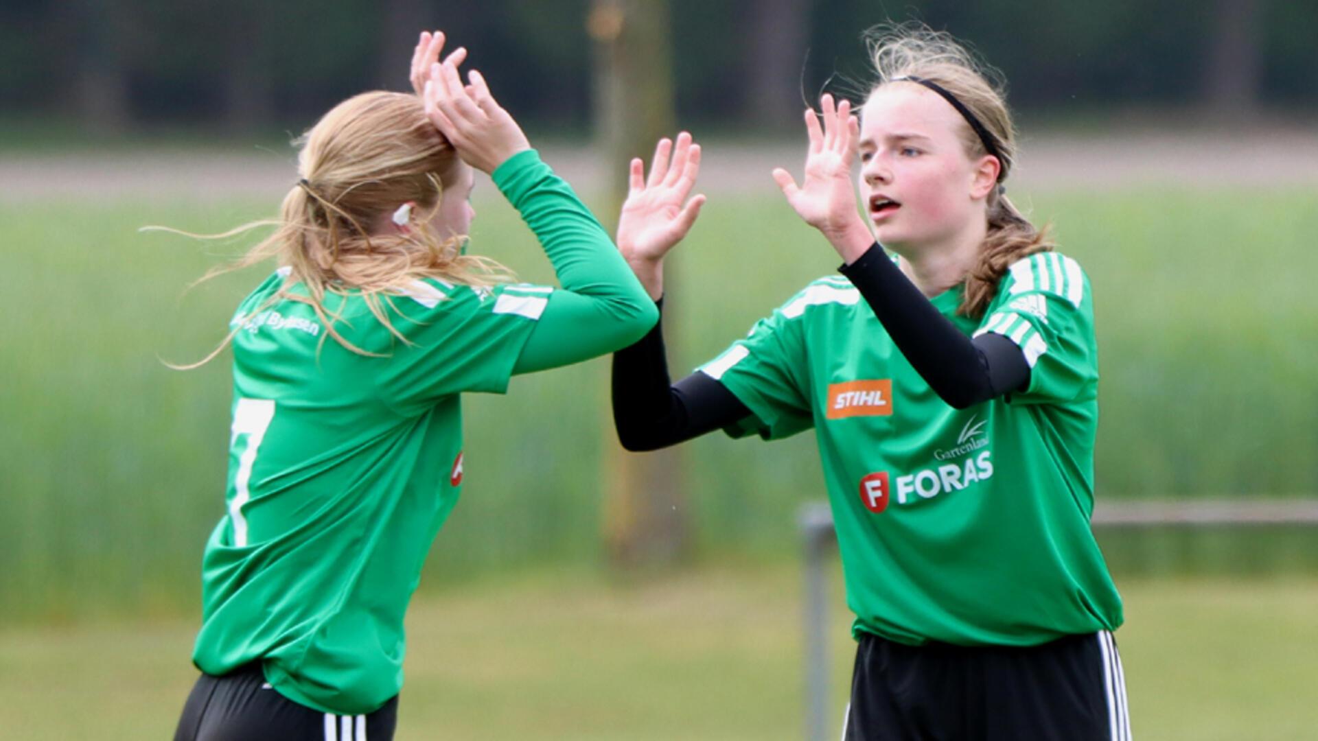 Lea Marie Steffens (links) und Marit Postels durften sich am letzten Spieltag über den 2:0-Sieg der SG Anderlingen/Byhusen über den Meister TuS Westerholz freuen.