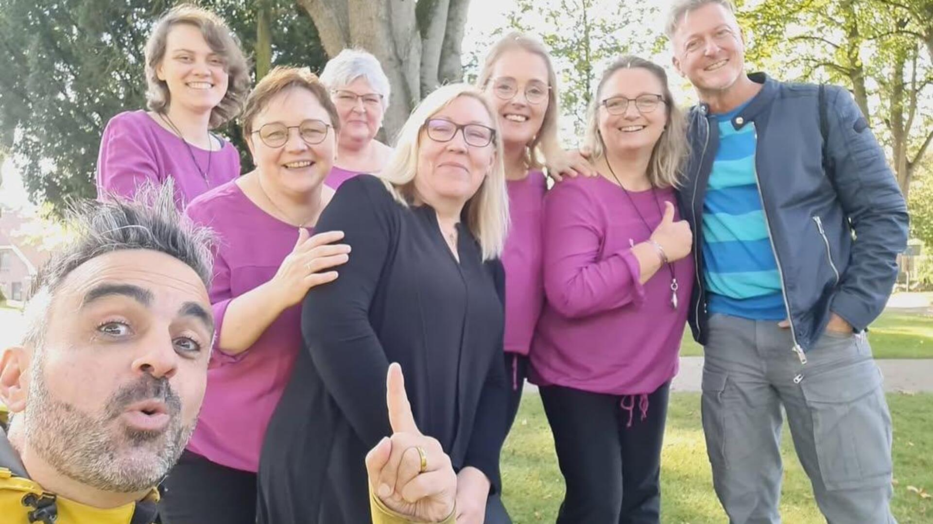 Lebensfreude pur: Das Foto entstand nach dem Gottesdienst im September 2023. Vorne links: Steffen Paar. Rechts: Steffen Paars Ehemann Christoph Paar. Sonntag ist Steffen Probst wieder zu Gast bei einem besonderen Gottesdienst in Gnarrenburg.