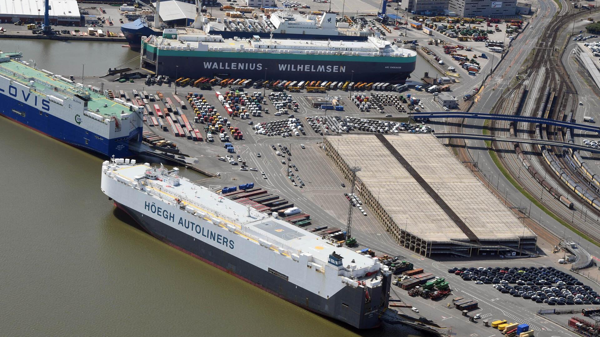 Autofrachter an den Kajen des Autoterminals.