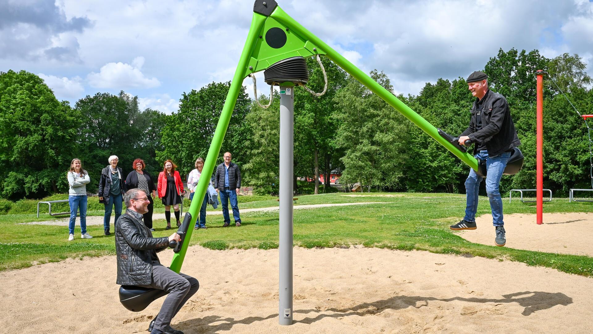 Leherheide im Norden Bremerhavens ist reich an jüngeren Bewohnern. Viele Bürger wünschen sich mehr Angebote für Jugendliche. Im Bild: Stadtrat Martin Günthner und Spielpark-Leiter Klaus Friedrichs testen die neuen Geräte im Spielpark Leherheide.