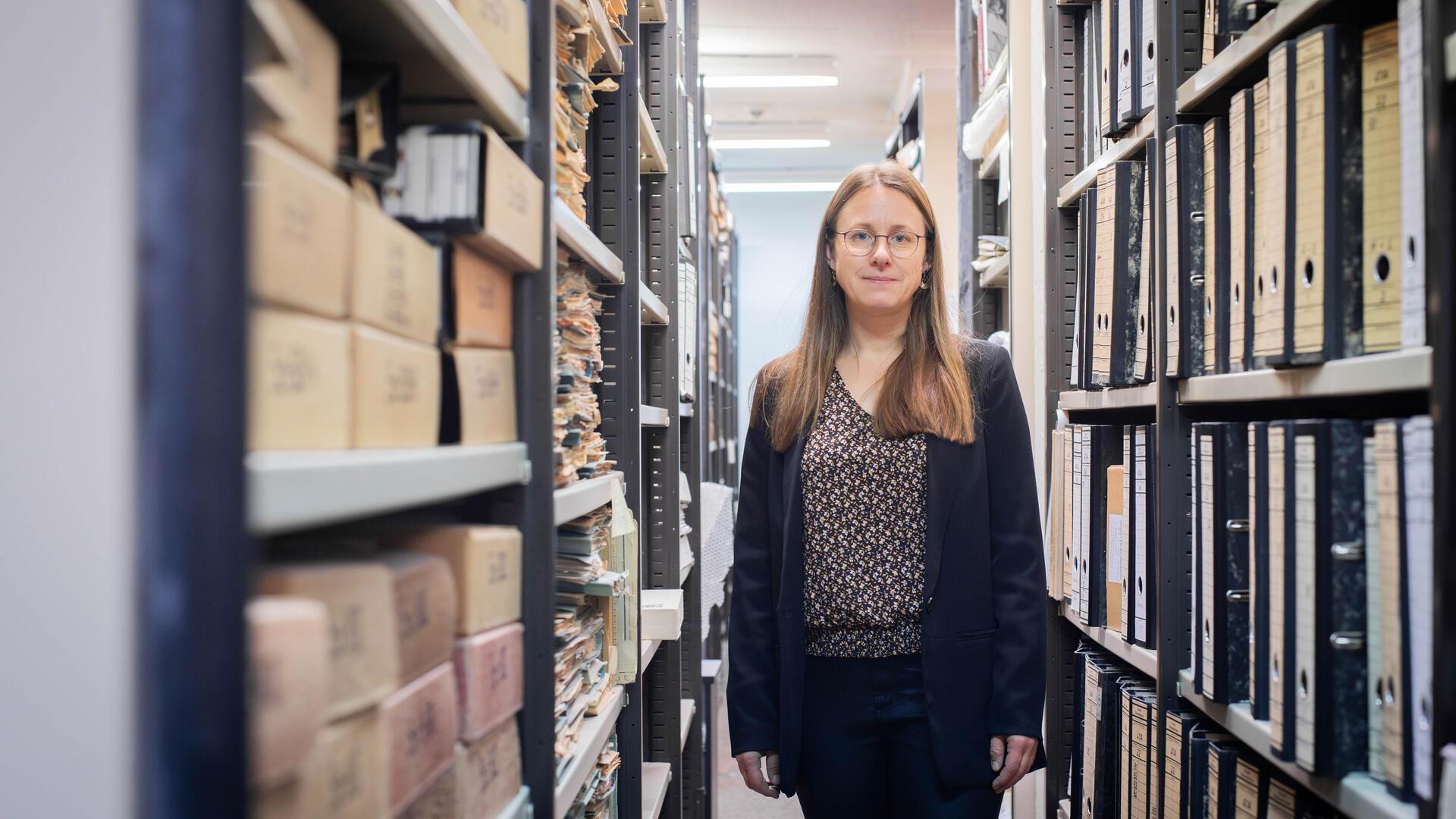 Leiterin Julia Kahleyß, hier im Magazin des Stadtarchivs, begleitet den Spaziergang. Foto: Hartmann