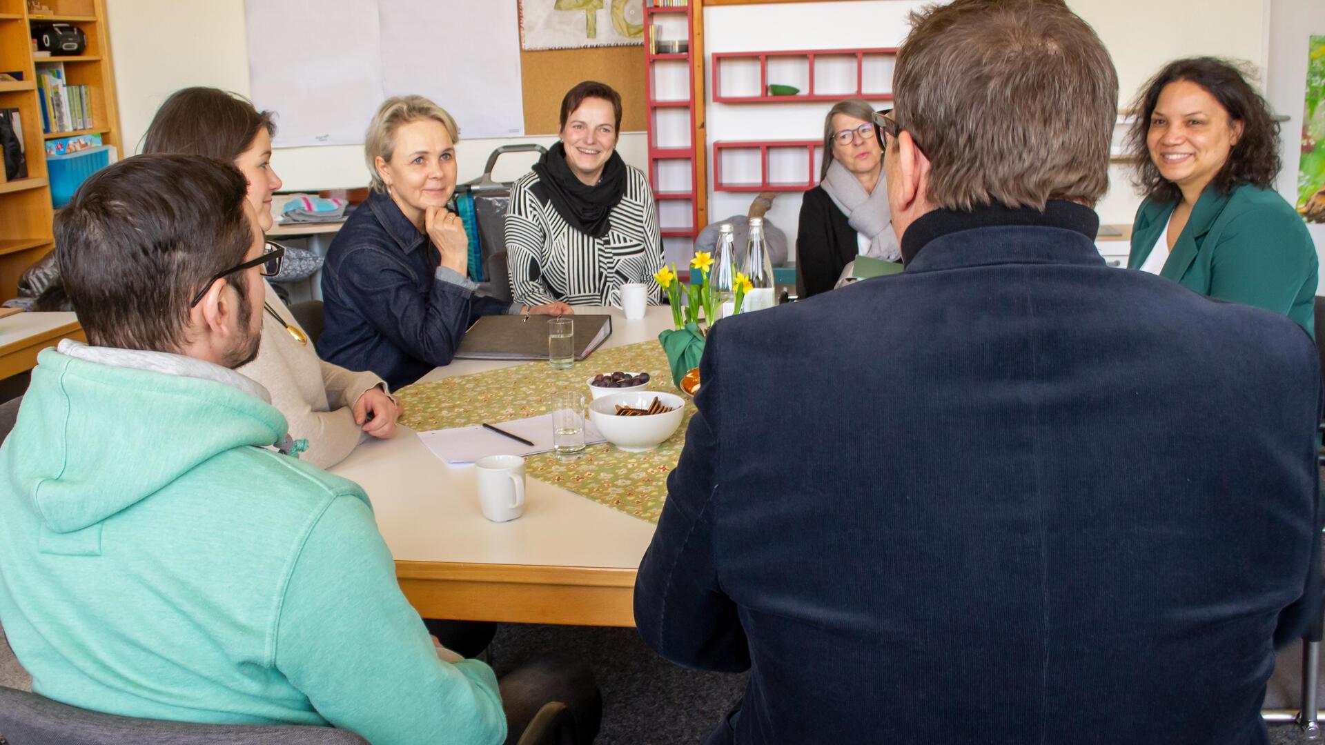 Lena Nzume (ganz rechts) hat den HLS-Kooperationsstandort Grundschule Meckelsen im Februar besucht. Dort ging sie mit Lebenshilfe-Geschäftsführer Volker Wahlers, den Schulleitungen von HLS und Grundschule sowie der Elternvertretung zum Thema Weiterentwicklung von Tagesbildungsstätten ins Gespräch.
