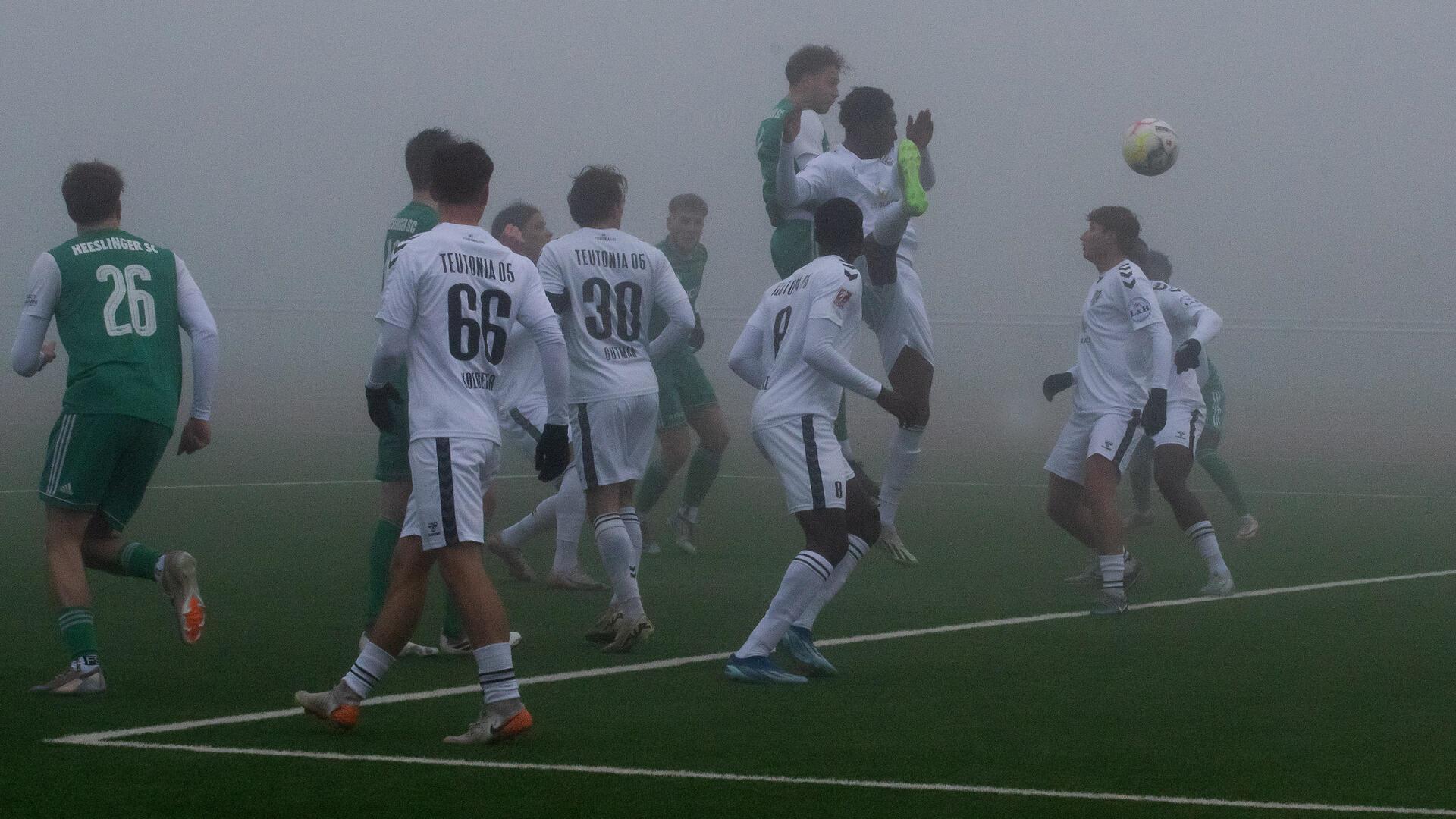Heeslinger SC behält im Nebel den Überblick und schlägt einen Regionalligisten Leon Arizanov steigt in dieser Szene am höchsten, kann den Kopfball aber nicht mehr genau platzieren.