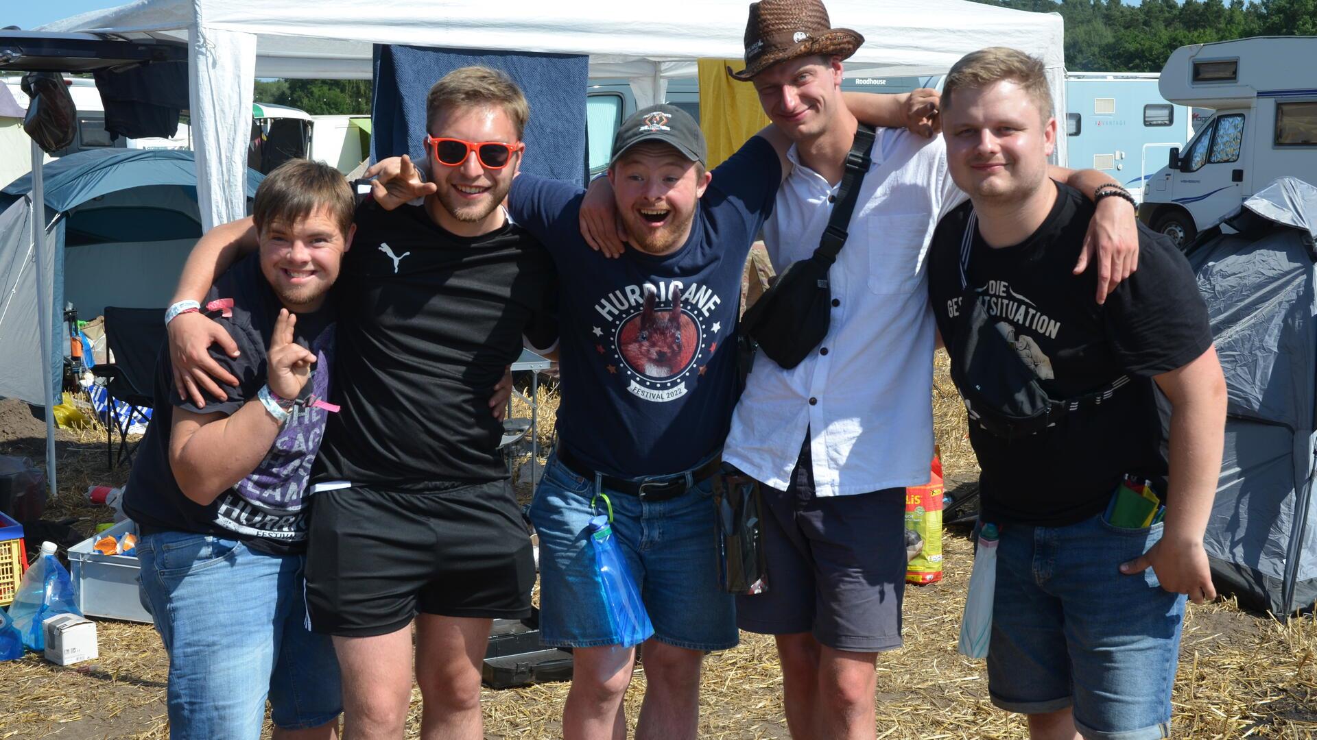 Ein Gruppe junger Männer schaut lächelnd in die Kamera.