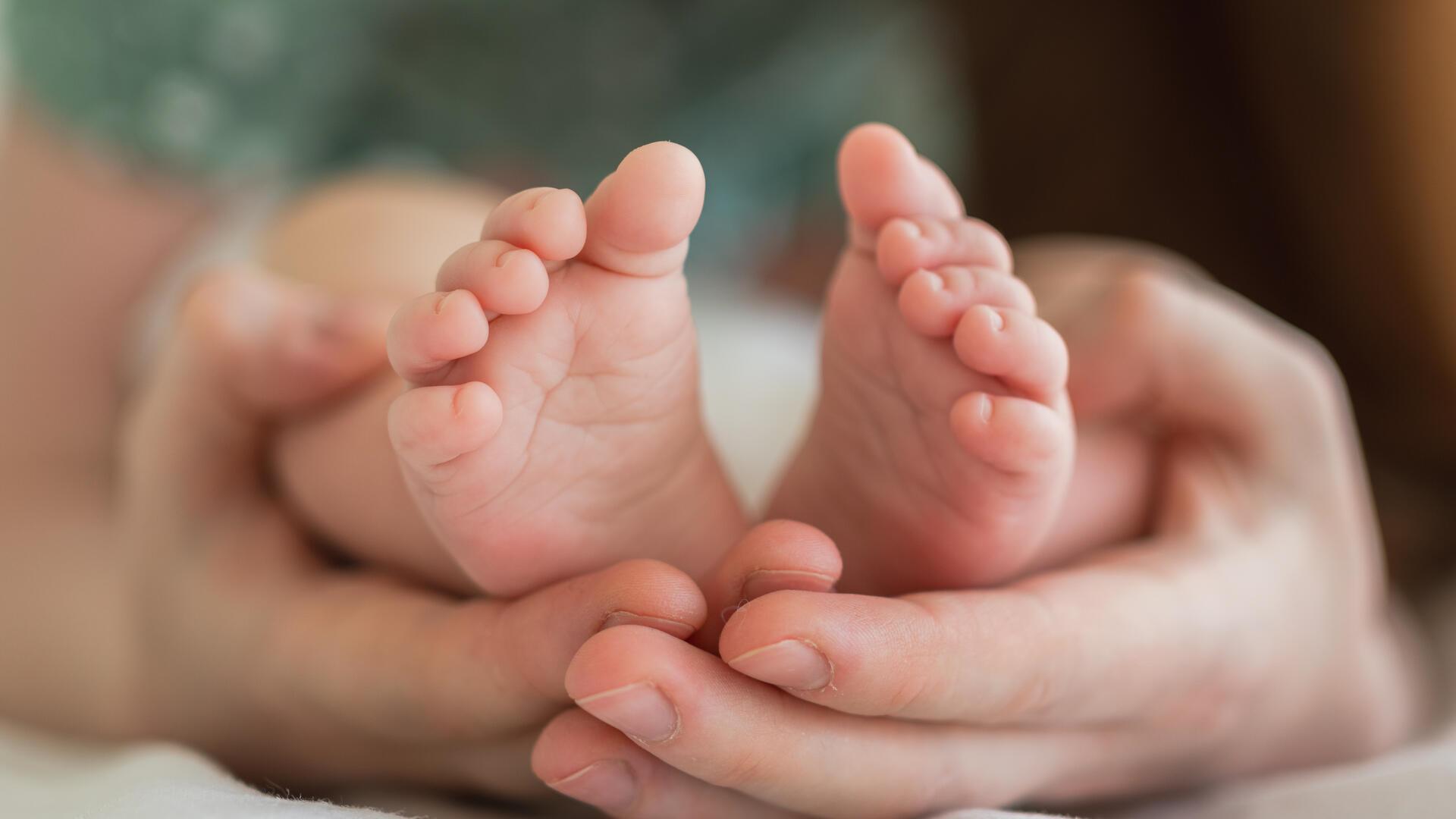Die Füße eines Babys.
