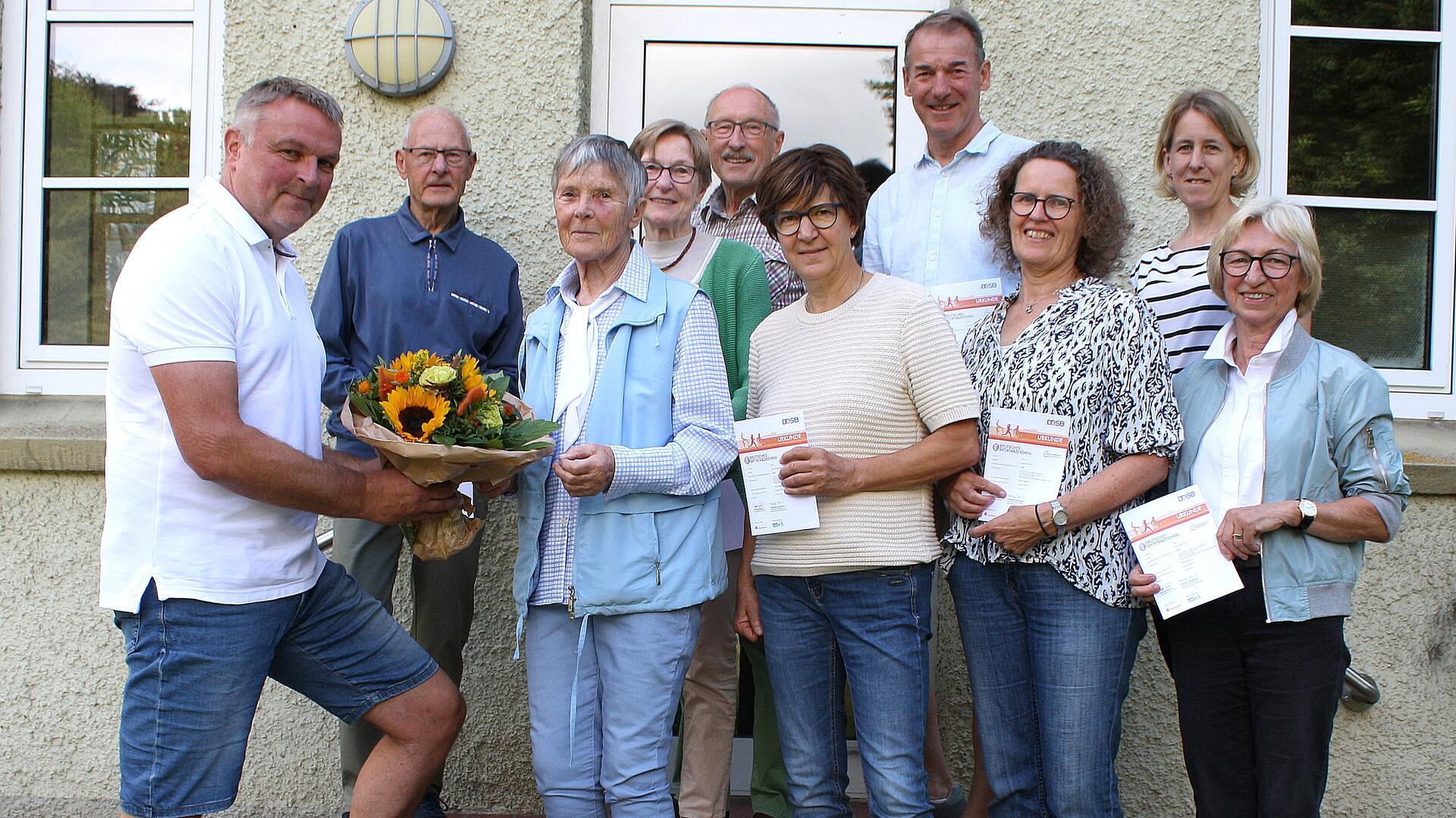 Letztmalig gab es das Deutsche Sportabzeichen für die Absolventen aus der Hand von Bärbel Berding. Stützpunktleiter Michael Butt dankt dem Zevener sportlichen Urgestein mit einem Sonnenblumenstrauß.