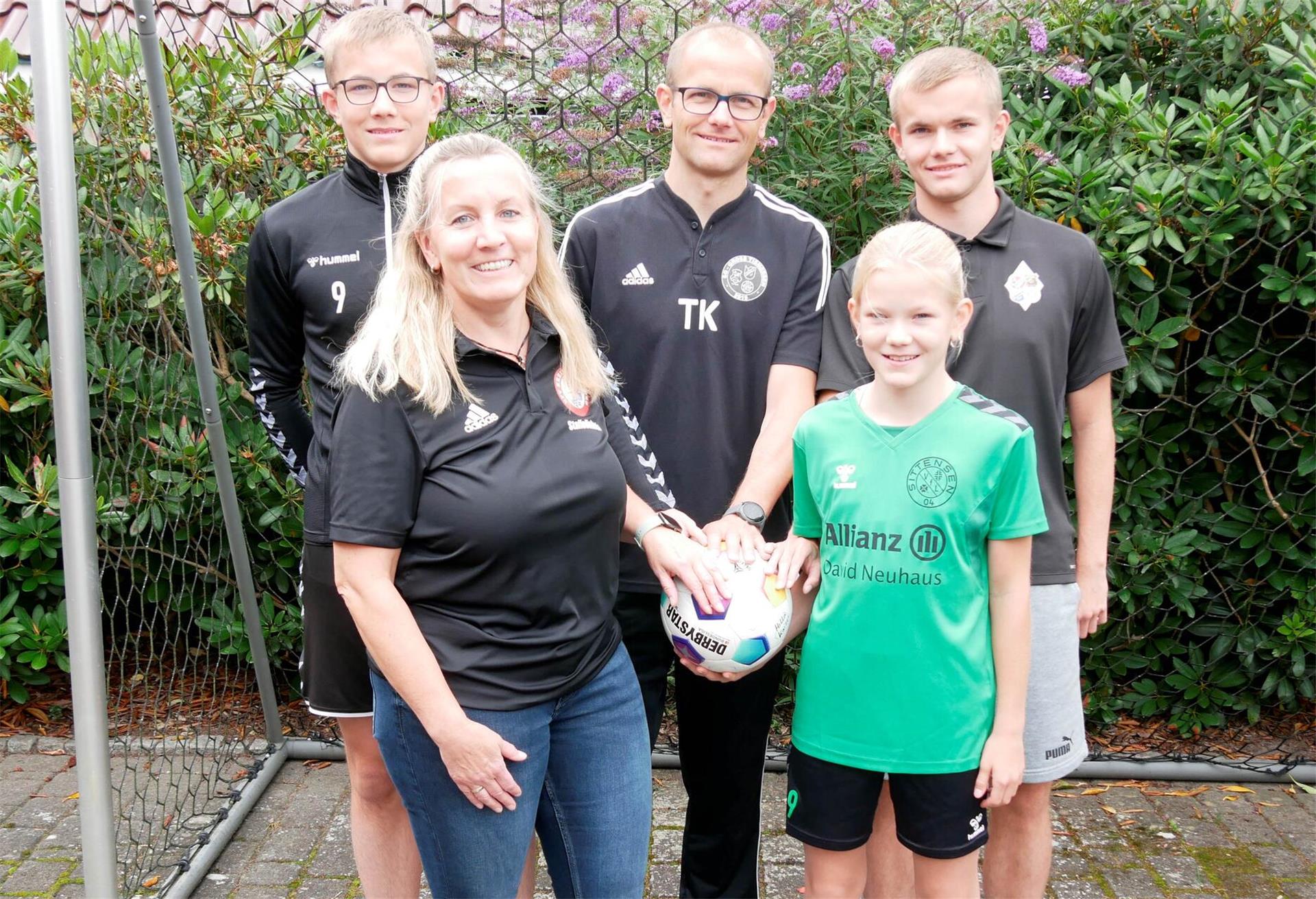 Lias, Vater Thorsten, Jaron, Mutter Kerstin und Hilla. Es bedarf guter Organisation, um alle gleichzeitig auf das Bild zu bekommen. Einer hat eigentlich immer Training.
