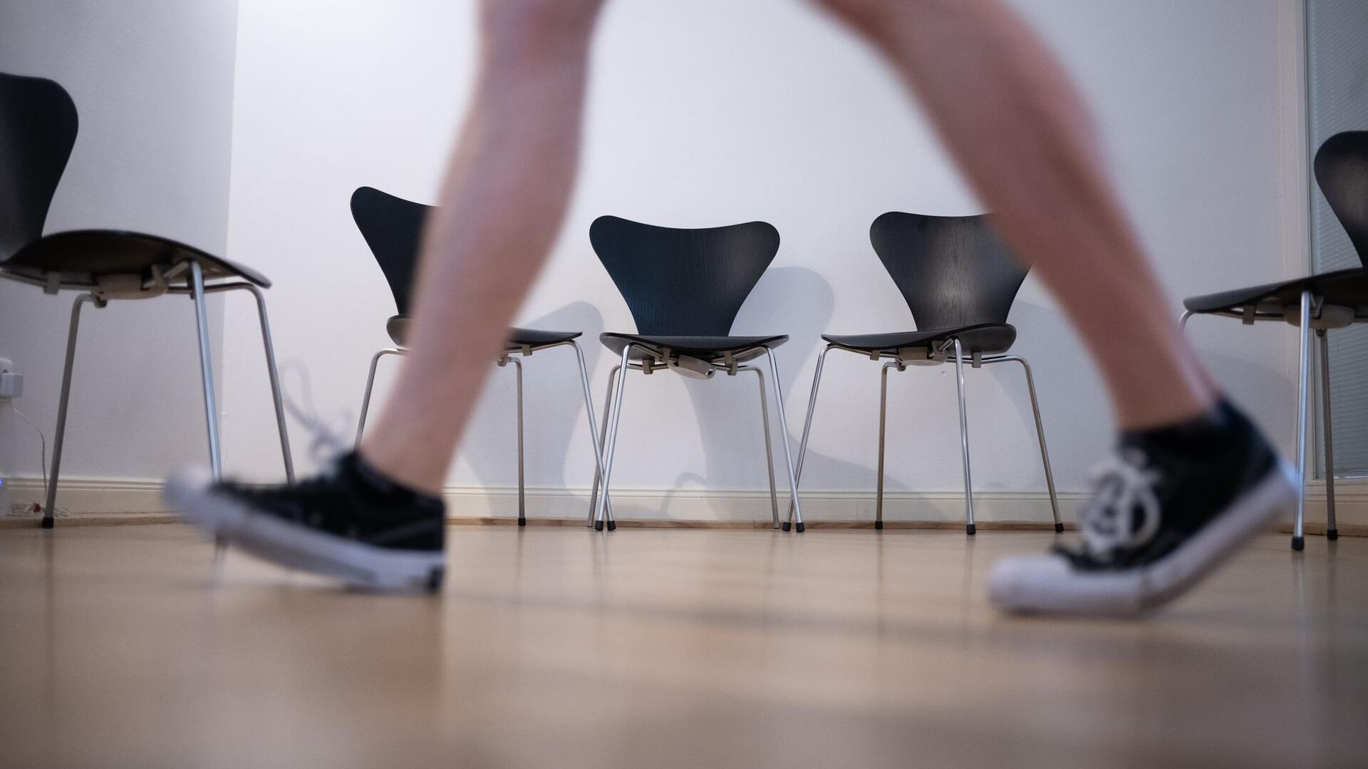 Ein Patient geht durch ein Wartezimmer. Die Bürgerschaft debattierte am Mittwoch über zunehmende Gewalt gegen medizinisches Personal.