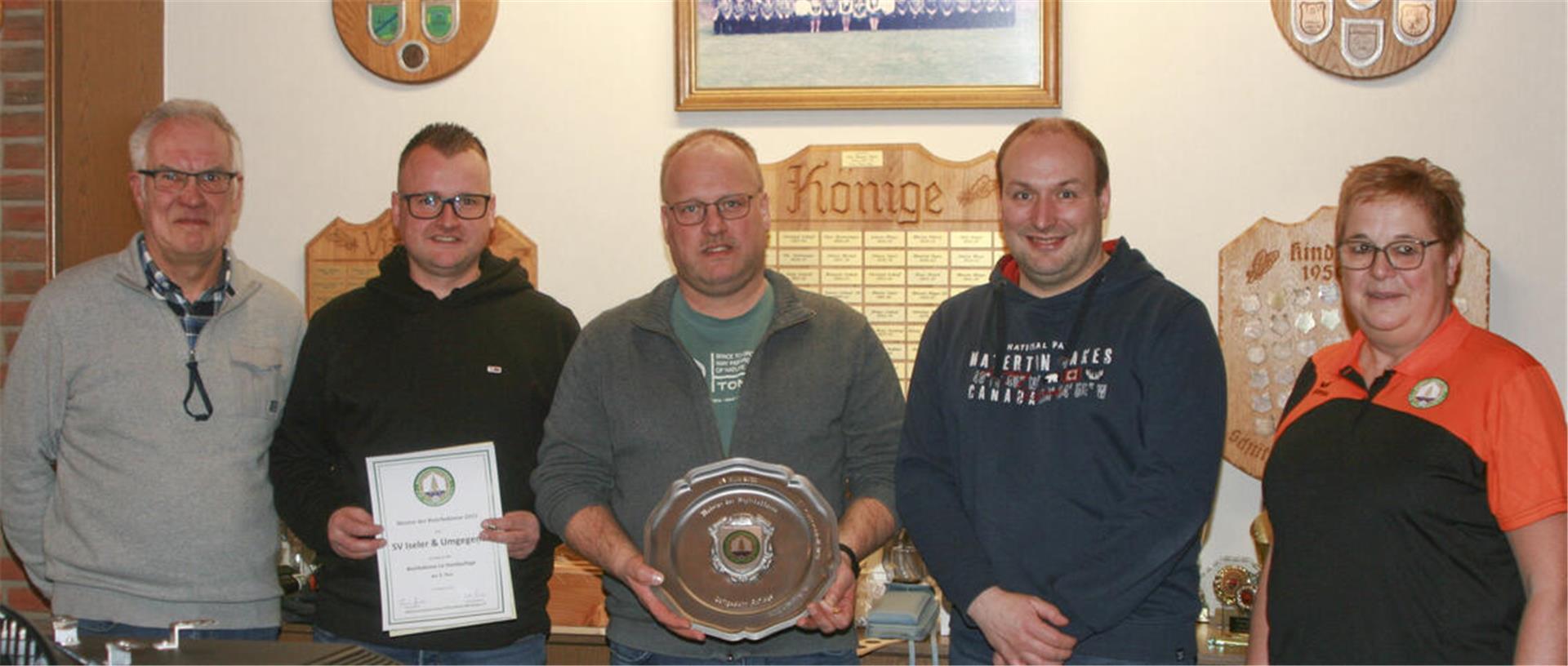 Ligaleiter Klaus Poppe (links) und die stellvertretende Bezirkspräsidentin Renate Viebrock (rechts) gratulierten dem siegreichen Team des SV Iseler mit Heiko Matthias (von links), Andre Matthias und Ralf von Kampen.