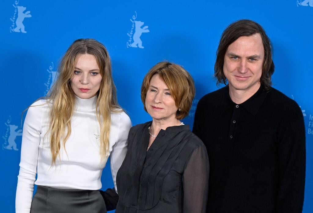 Lilith Stangenberg, Corinna Harfouch und Lars Eidinger sind zusammen im Film „Sterben“ von Regisseur Matthias Glasner zu sehen.