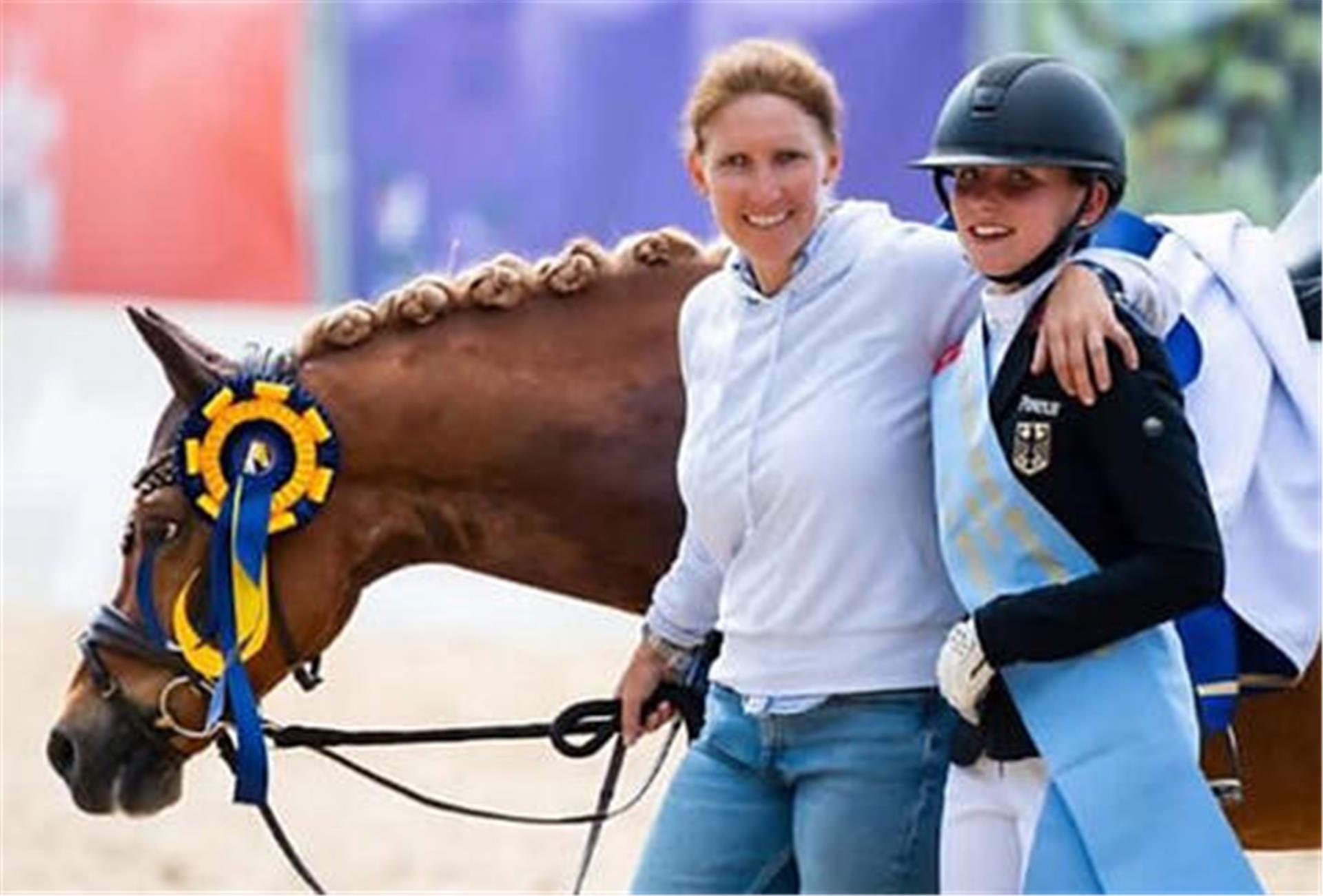 Lilli von Helldorff mit ihrer stolzen Mutter und Trainerin Inga.
