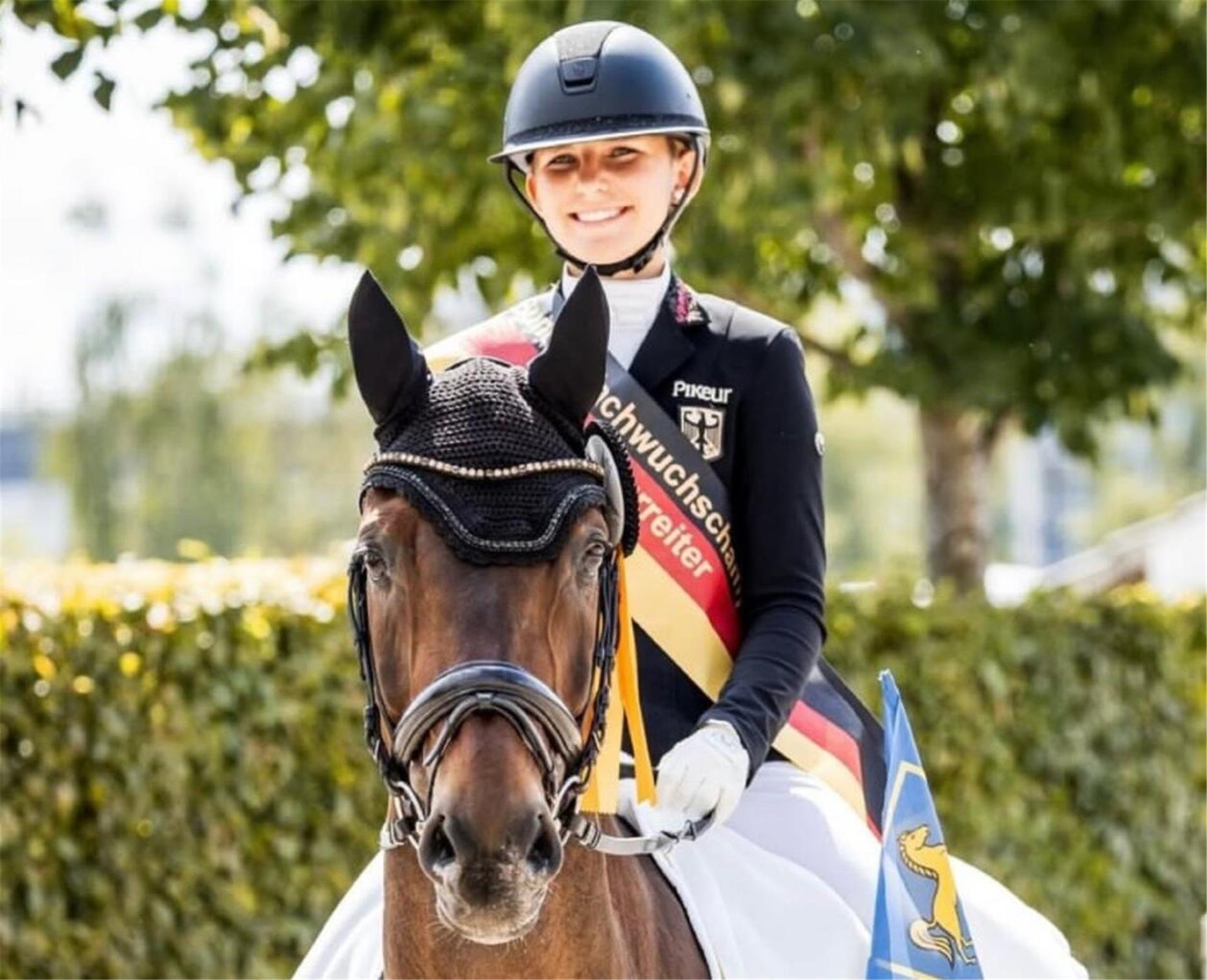 Lilli von Helldorff und Fürst Rico errangen im Bundesnachwuchschampionat für Pferde die Goldmedaille.