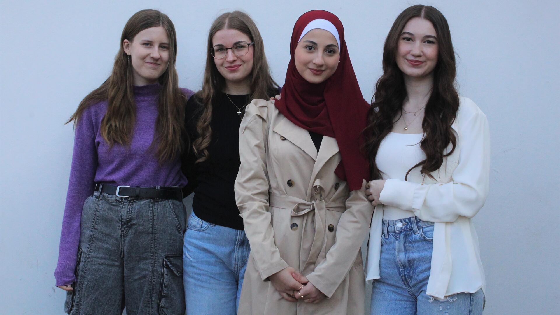 Vier junge Frauen posieren für ein Foto