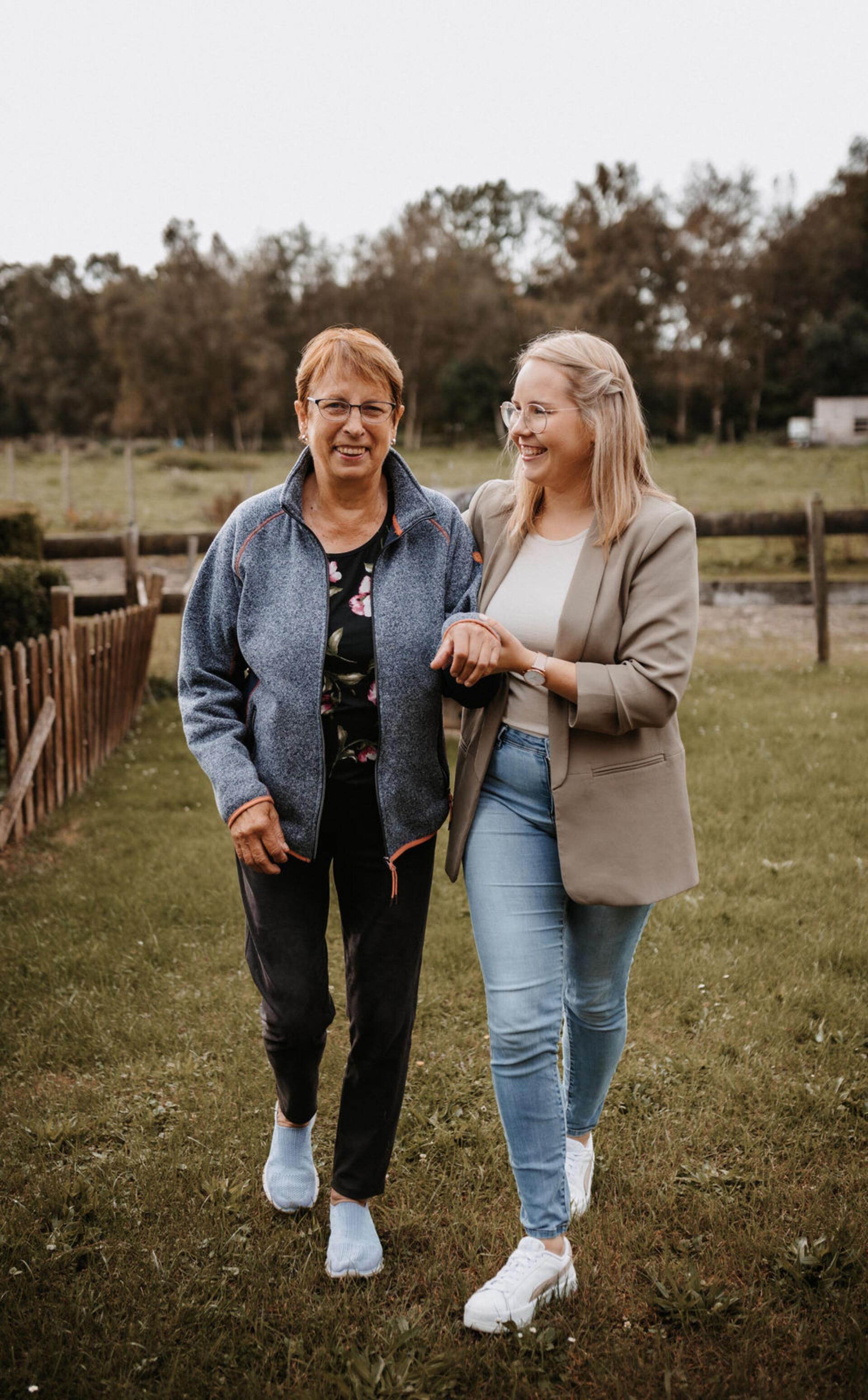 Lina Böhme (rechts) geht Marianne Blanken in Nordsode zur Hand. 