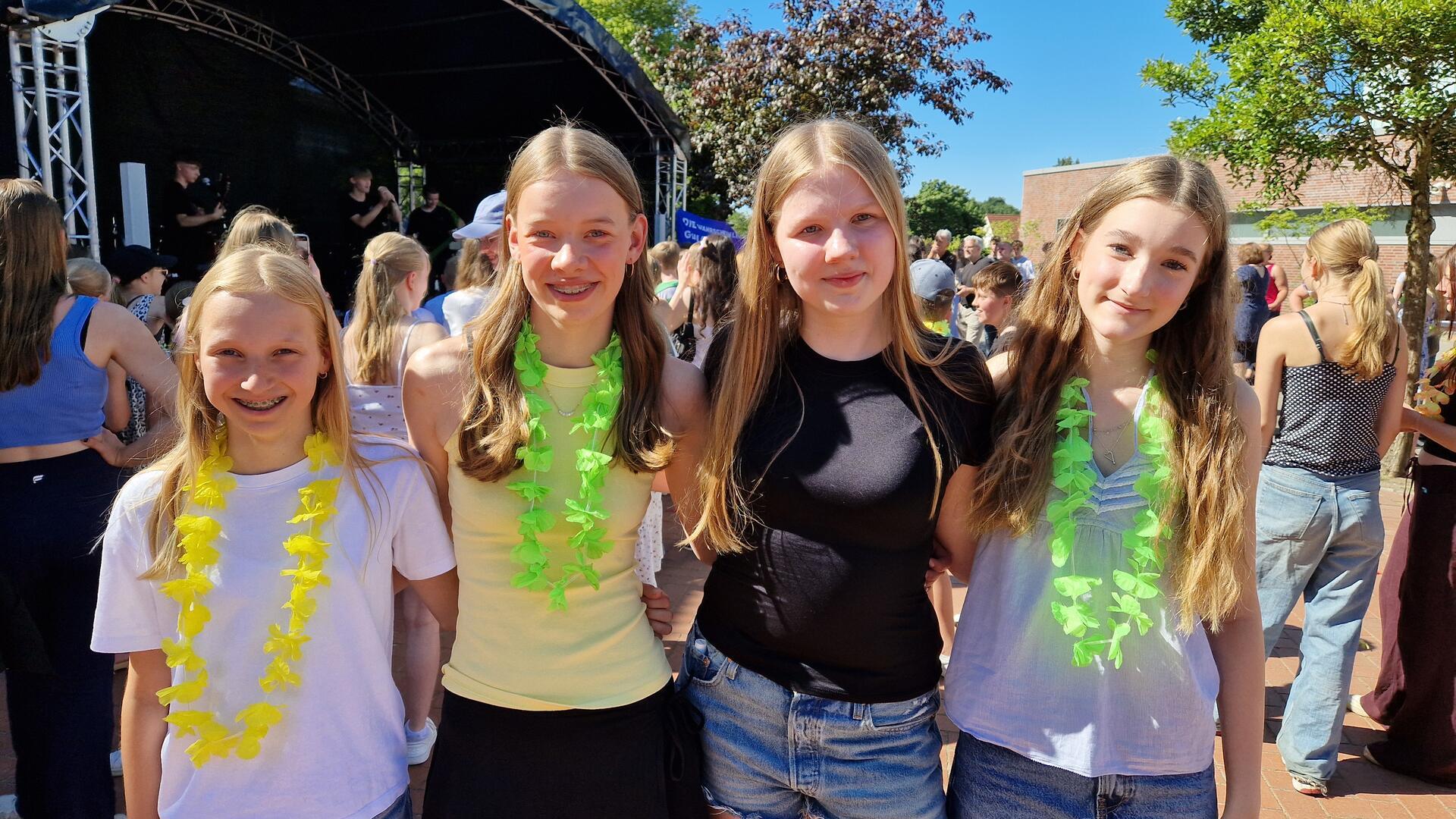 Vier Mädchen vor einer Bühne