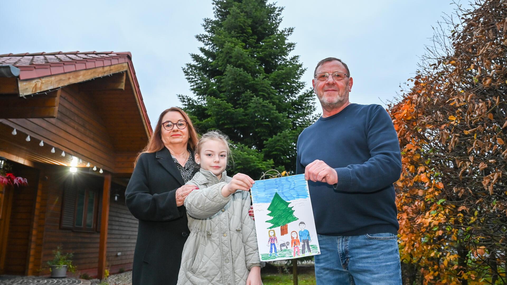 Ein echter Hingucker: Der Bremerhavener Weihnachtsbaum steht Linda von Oesen und Dieter Güll mit Enkelin Marie haben den Weihnachtsbaum gespendet.