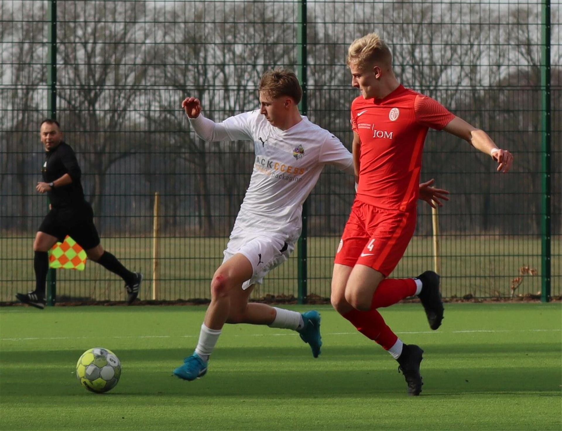 U19 A/O/B/H/Heeslingen ist nach 4:1-Sieg gegen Eimsbüttel jetzt Tabellenführer Lino Starre ist über rechts durchgebrochen und erzielt mit einem präzisen Schuss ins lange Eck das 2:0 für A/O/B/H/Heeslingen.