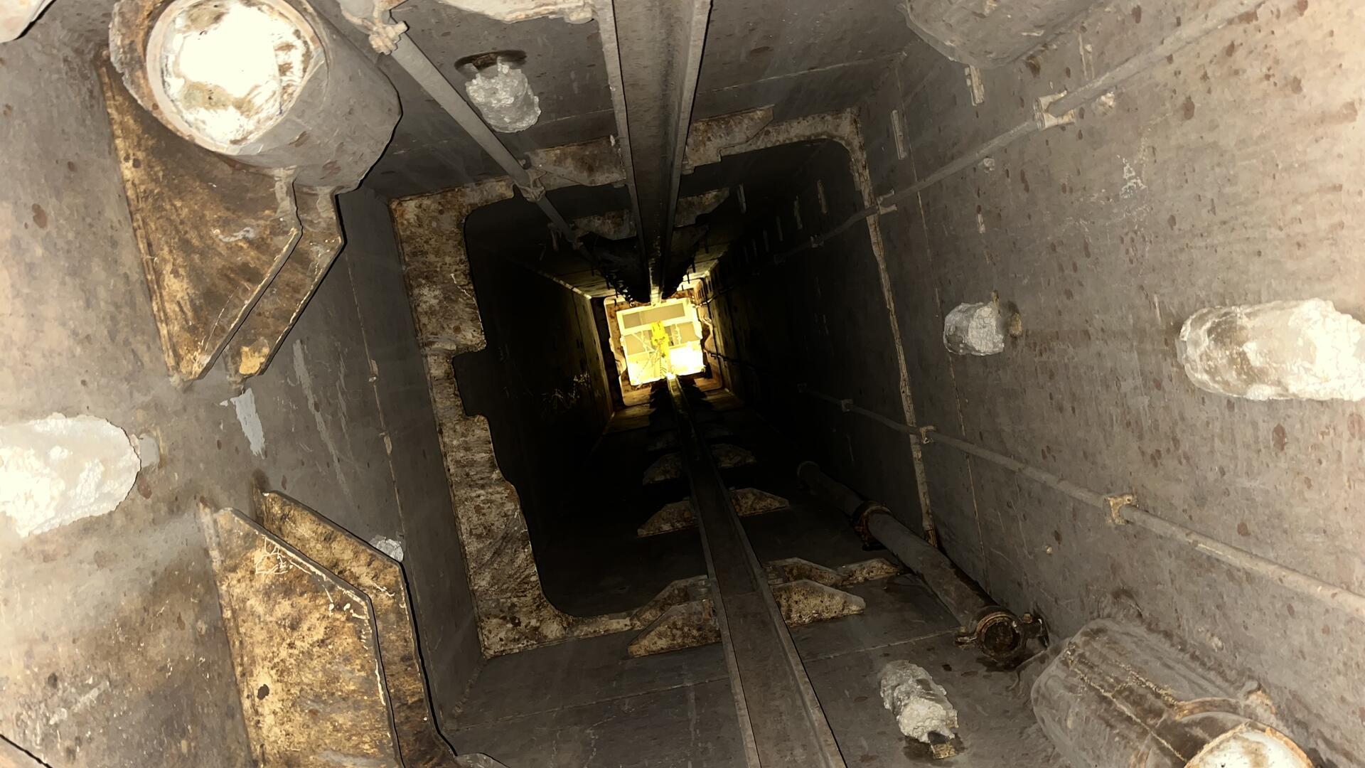 OP-Saal, Kachelofen, Pinguin-Deko: Blick ins Innere der „Polarstern“ Loch im Schiffsköper: Unter dem Schiff führt ein Schacht über viele Meter nach oben. Er dient der Probenemtnahme.