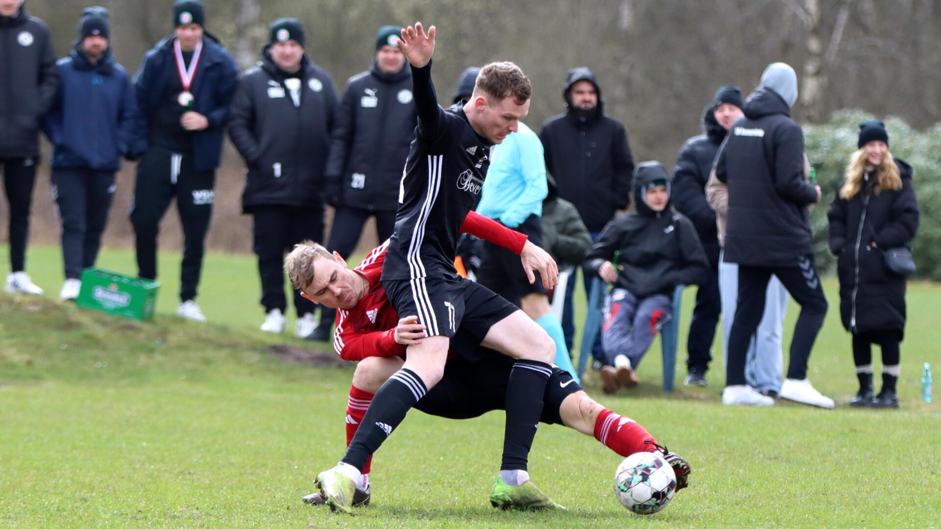 Lösbare Aufgaben am Wochenende für Hesedorfs Verteidiger Torben Baatz und Beverns Torjäger Marvin Meyer.