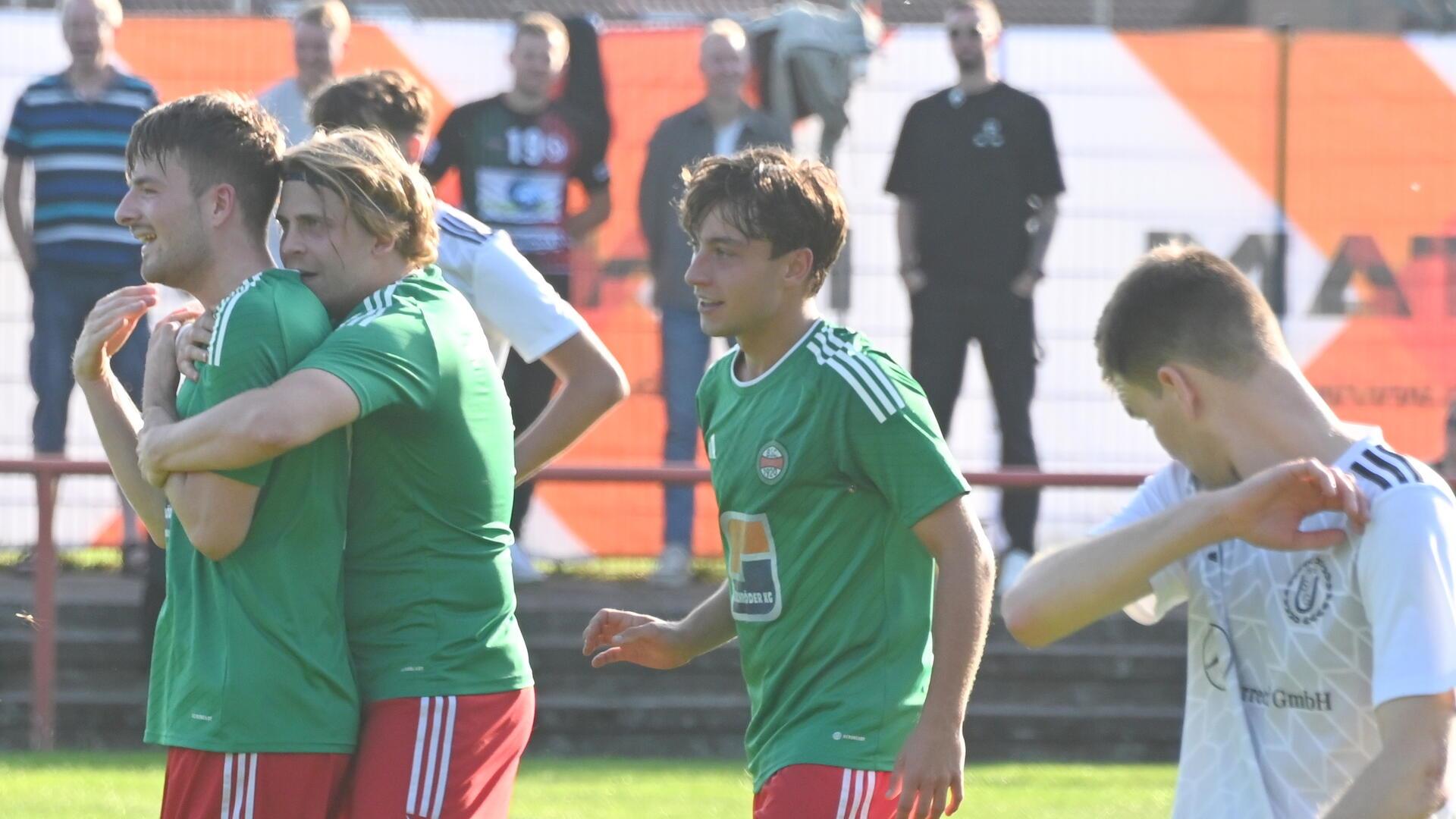 Luc Eymers und Toni Fahrner feiern den Bremervörder Siegtorschützen Hannes Dauber.
