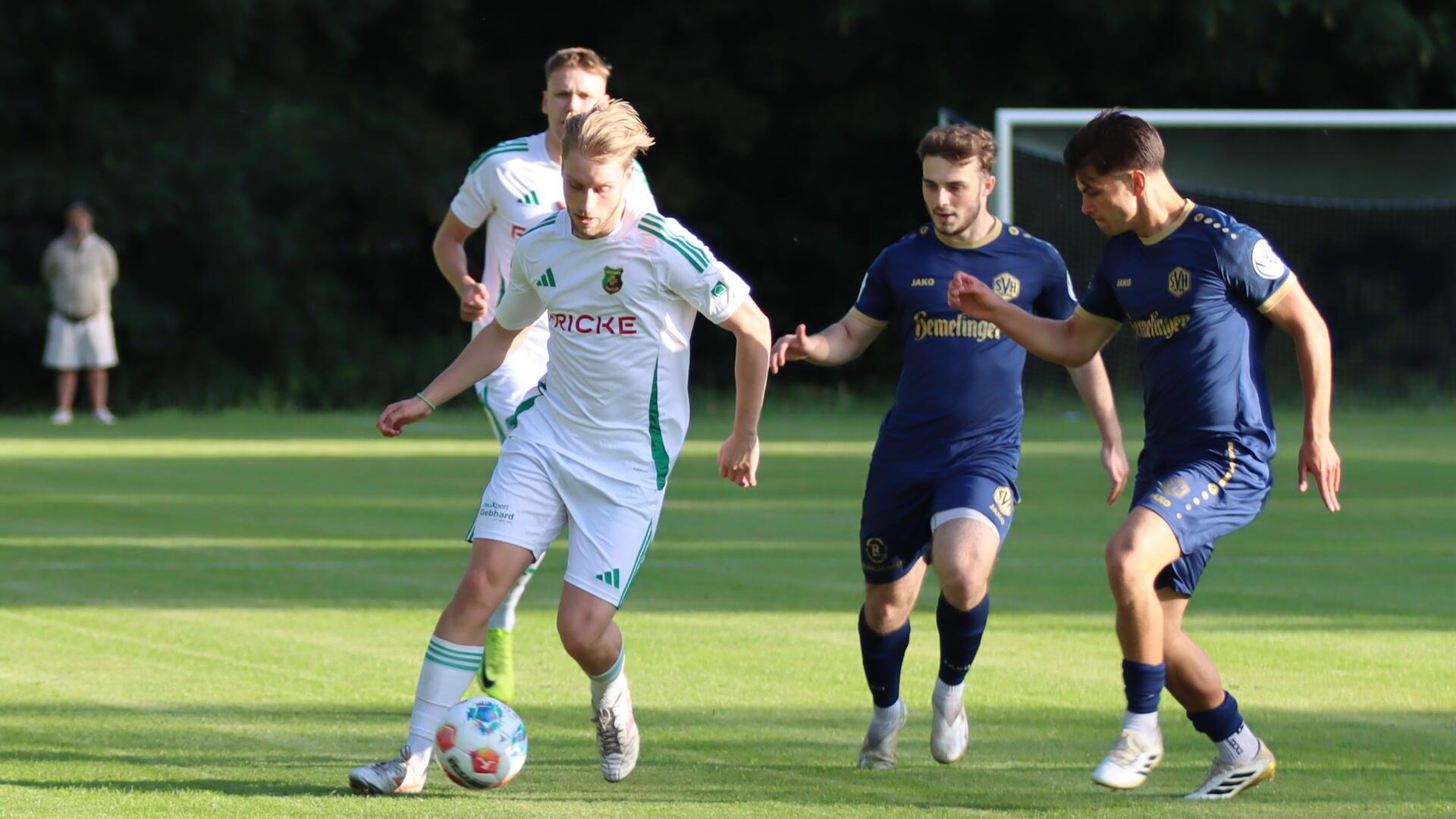 Luca Althausen erzielte schon beim ersten Angriff des Heeslinger SC das Tor des Abends, war auch später ein ständiger Unruheherd in der Hemelinger Abwehr.