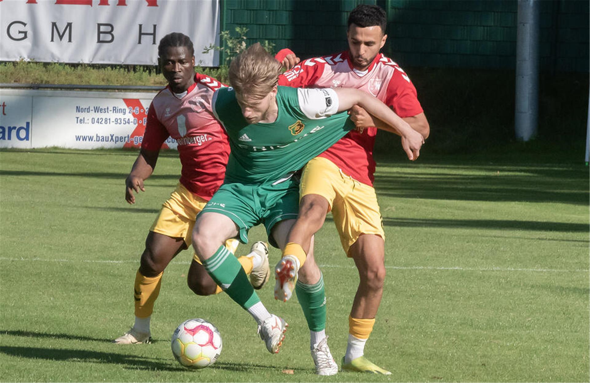 Luca Althausen wird hier im Spiele gegen Delmenhorst mit ziemlich rustikalen Mitteln gestoppt.