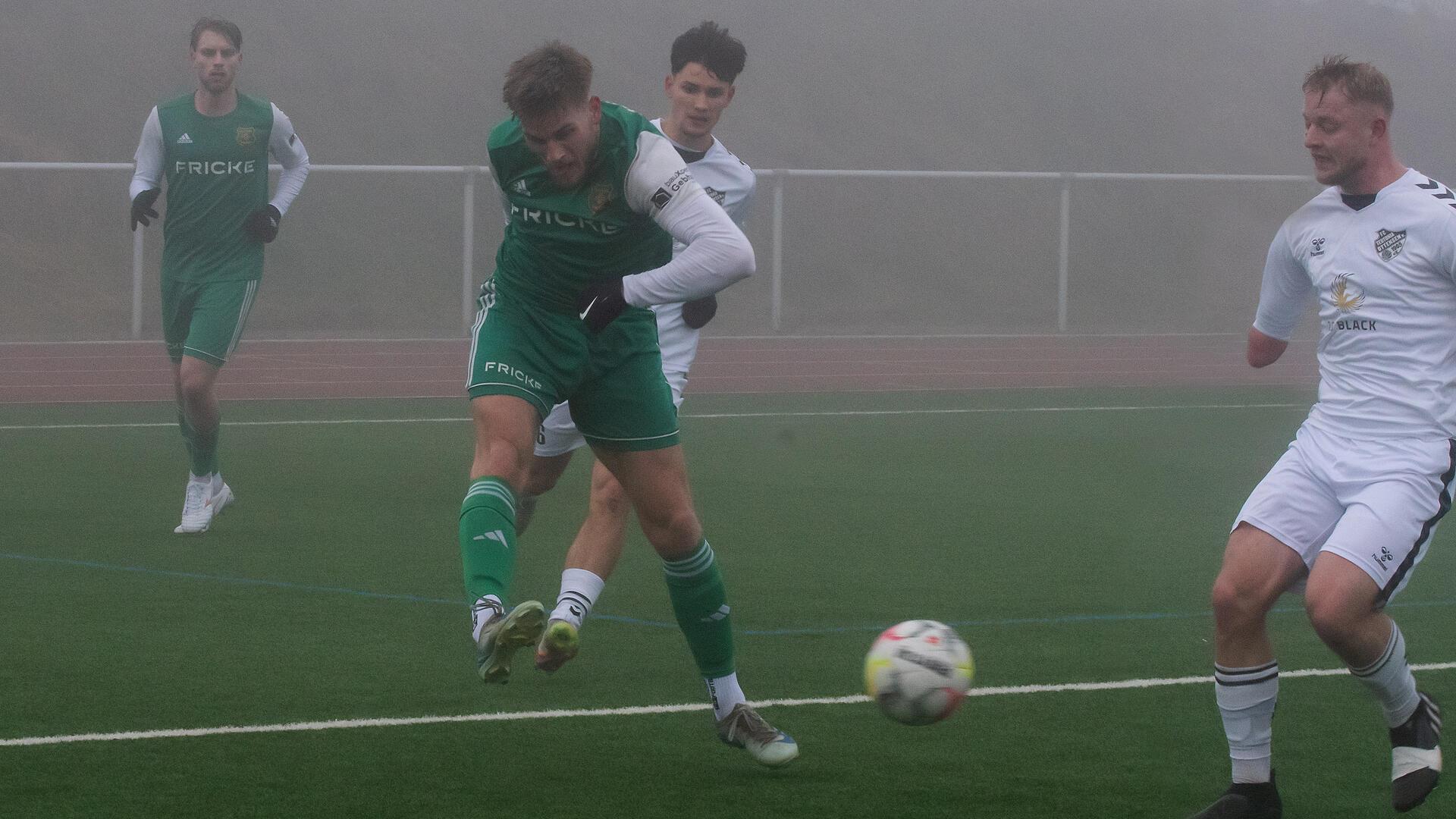 Heeslinger SC behält im Nebel den Überblick und schlägt einen Regionalligisten Luca-Rene Althausen nimmt Maß, ein Torerfolg gelingt ihm jedoch nicht.