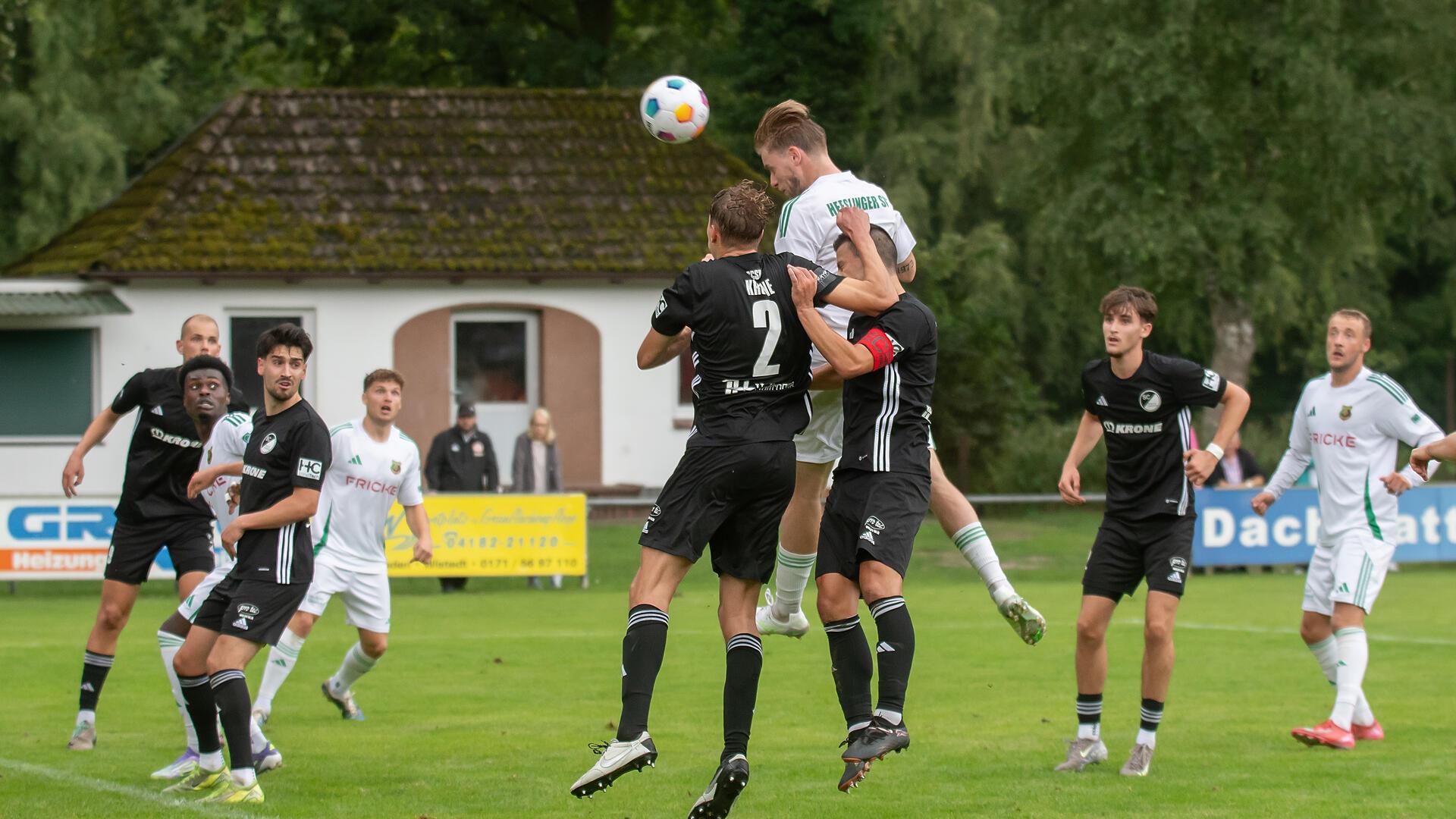 Heeslinger SC behält im Elfmeter-Schießen die Nerven Luca-Rene Althausen spring am höchsten, doch sein Kopfball landet knapp über dem Tor im Aus.