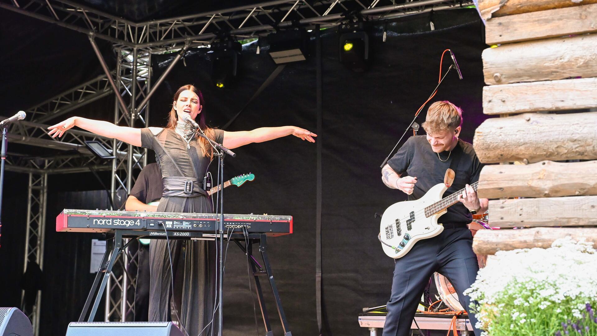 Eine Frau am Keyboard und ein Mann an einer Gitarre auf dem Festival „Für Hilde“ in Wohnste.