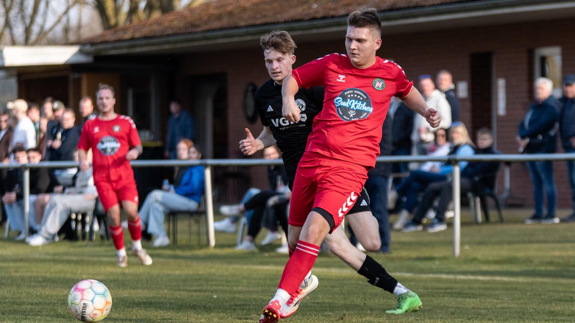 Aufstieg, Abstieg, Derbys – Kreisliga Rotenburg biegt auf die Zielgerade ein Luis Schröder (FC Nordheide, hier gegen den TSV Bülstedt-Vorwerk) kämpft mit seinem Team in der Partie gegen Tabellenführer Selsingen weiter um den Klassenerhalt.