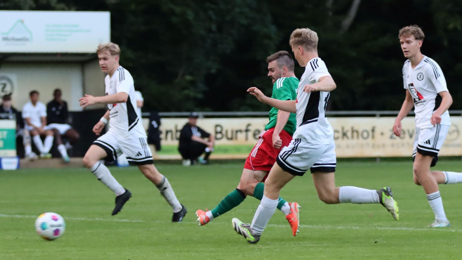 Lukas Hincke (Zweiter von links) hatte die erste Möglichkeit für den BSC, scheiterte jedoch mit seinem Versuch.
