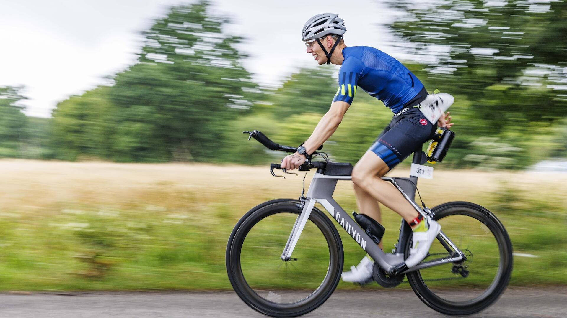 Lukas Schmidt zeigt beim Silbersee-Triathlon eine starke Leistung.