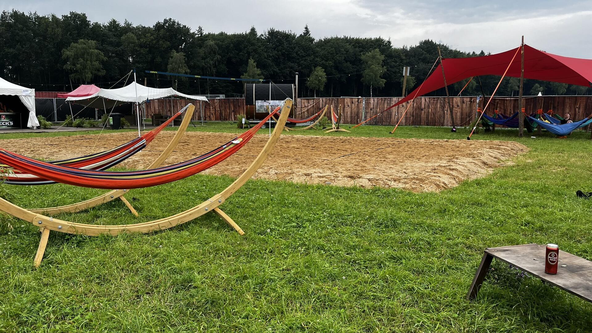 Zelt-Rivalen: Glamping-Luxus gegen Camping-Romantik beim Hurricane Festival Ein Volleyballfeld und Hängematten.