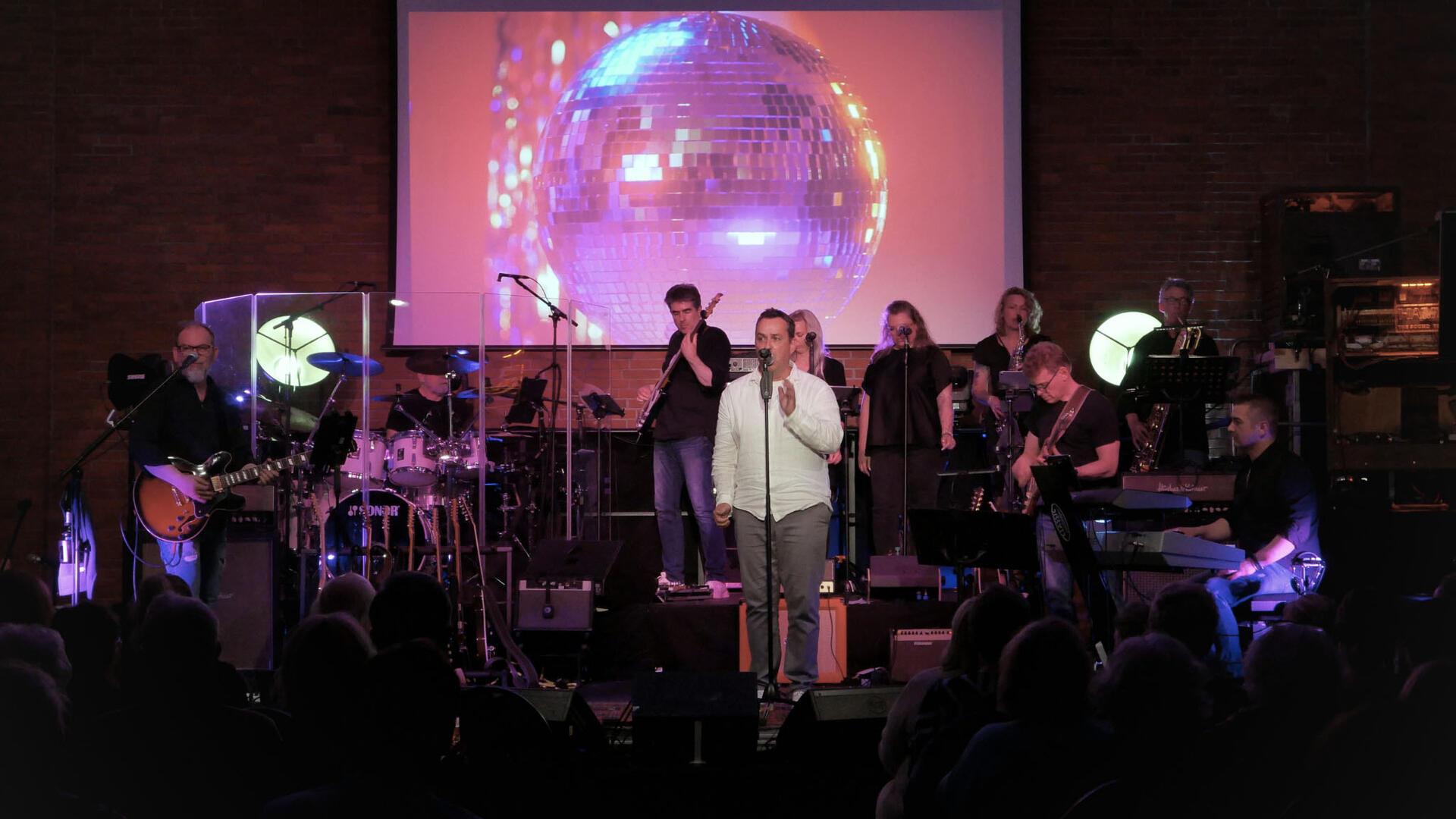 „Lyrics are poems“ ist eine Mischung aus Konzert und Lesung. Im Zentrum der Aufmerksamkeit stehen bei dieser Veranstaltung die Songtexte moderner Musik aus den Genres Pop, Rock, Folk und Jazz, die zunächst in ihrer deutschen Übersetzung rezitiert werden. 