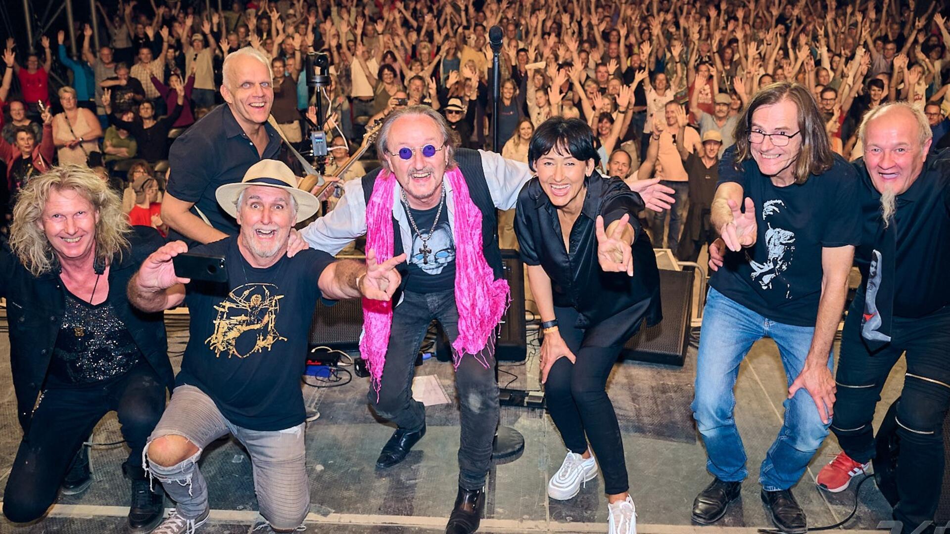 Sechsköpfige Band vor Publikum