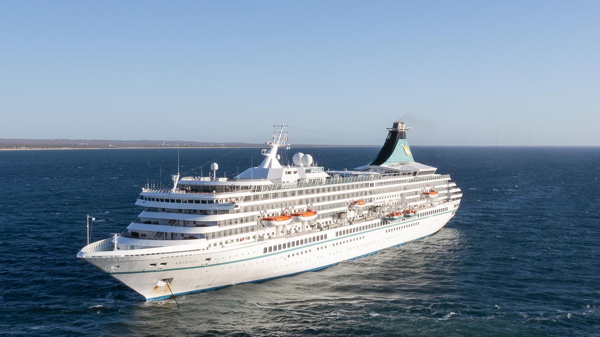 Ein Kreuzfahrtschiff auf dem Meer.