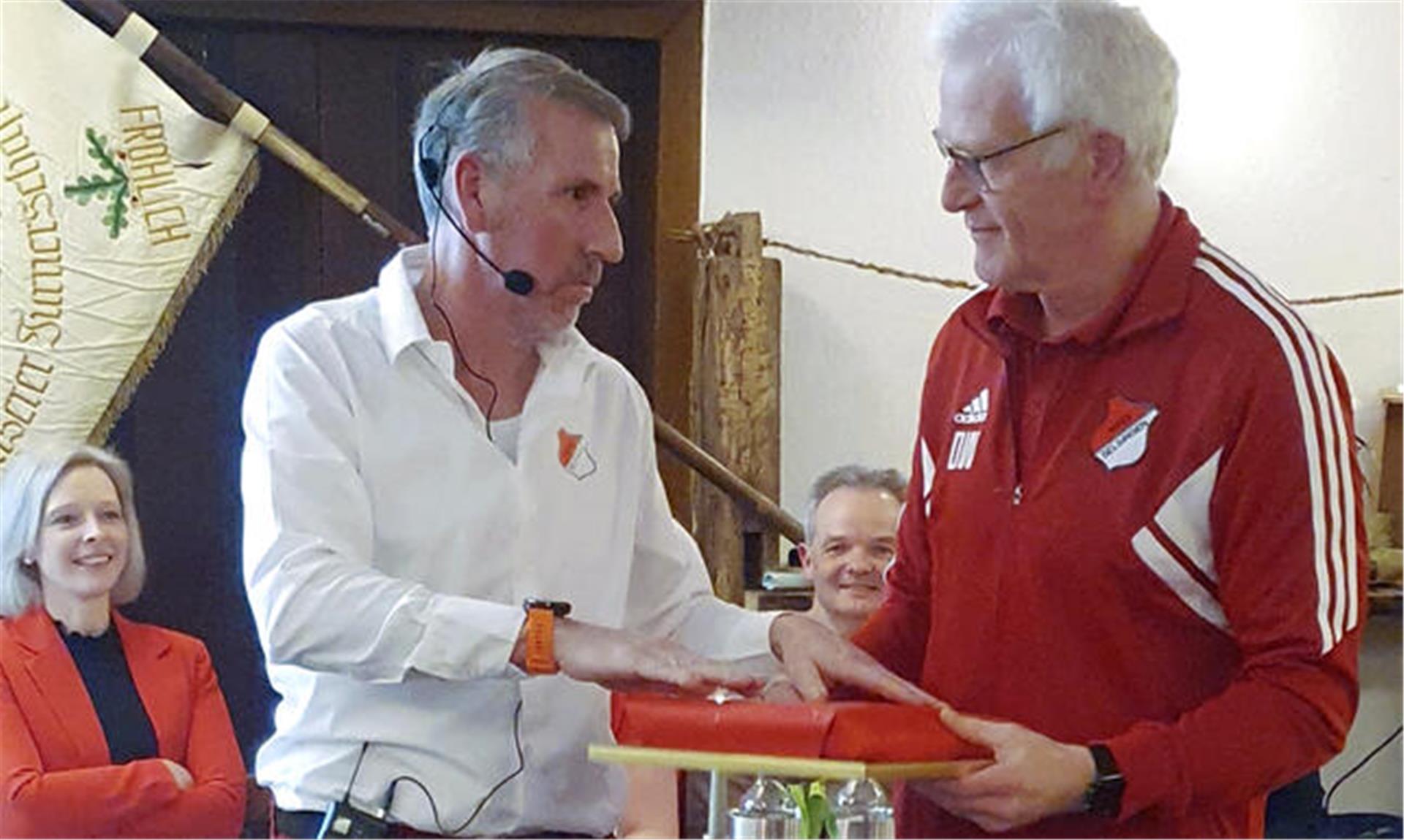 MTSV-Vorsitzender Nick Horstman (links) gratuliert „Sportler des Jahres“ Otto Winkelvos.