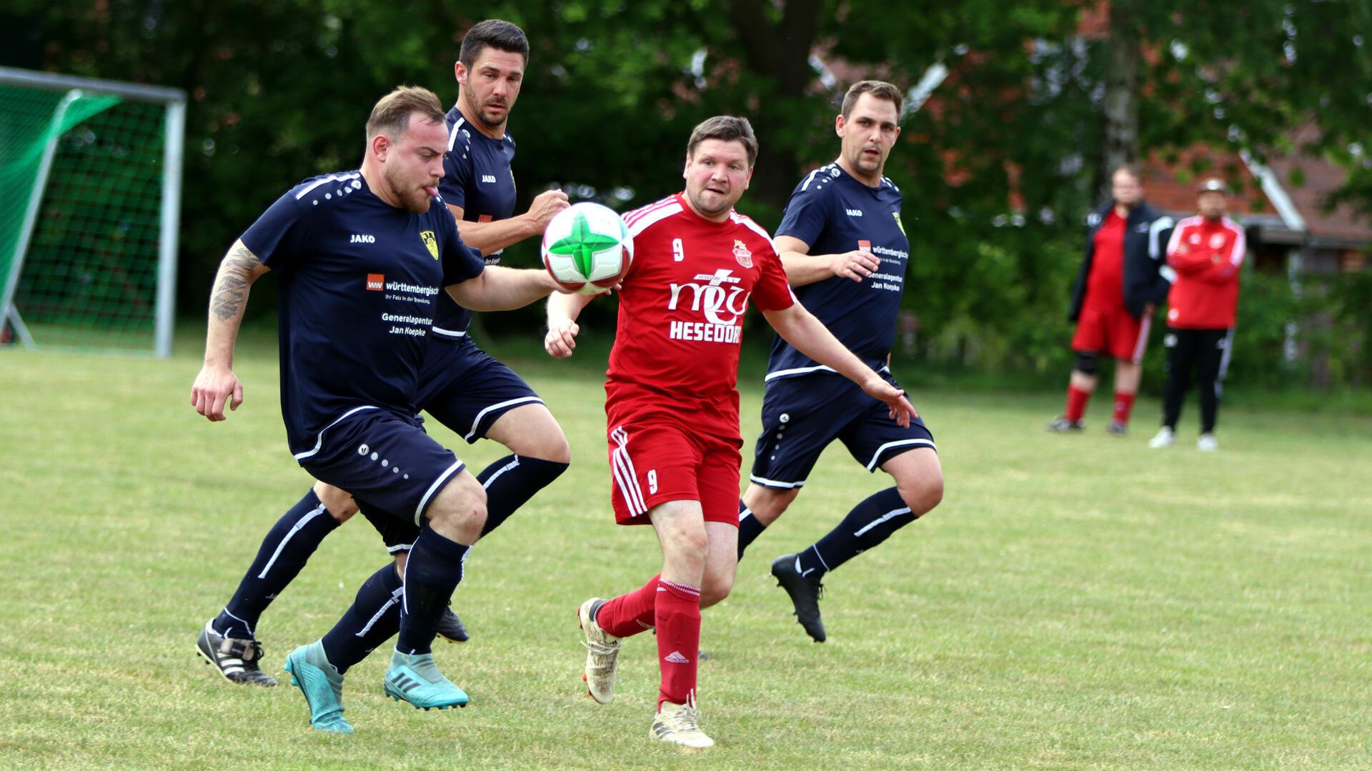 MTV-Mittelfeldspieler Daniel Tiedemann nimmt es gleich mit dem Oste-Trio auf. Die Hesedorfer Drittvertretung fiel durch in 3:3 gegen Wilstedt II auf den dritten Platz zurück. 