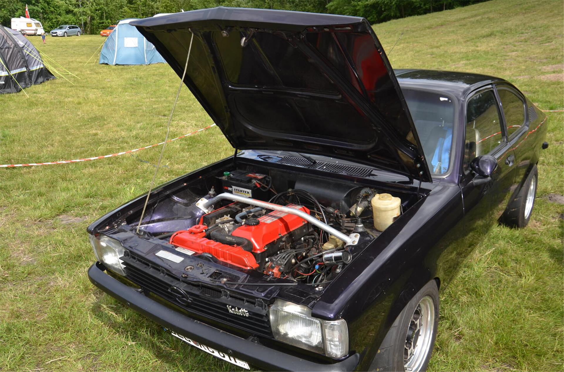 Ein Opel ganz in Schwarz.