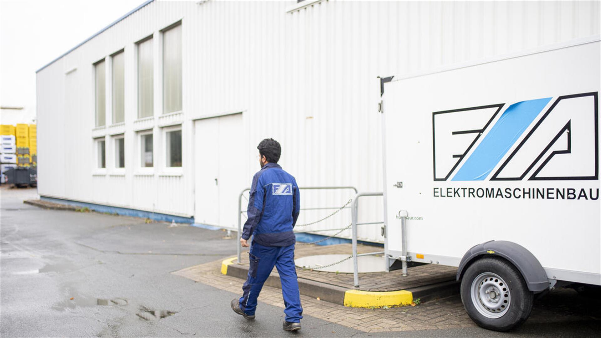 Ein Mann läuft auf dem Firmengelände von E+A Elektromaschinenbau.  